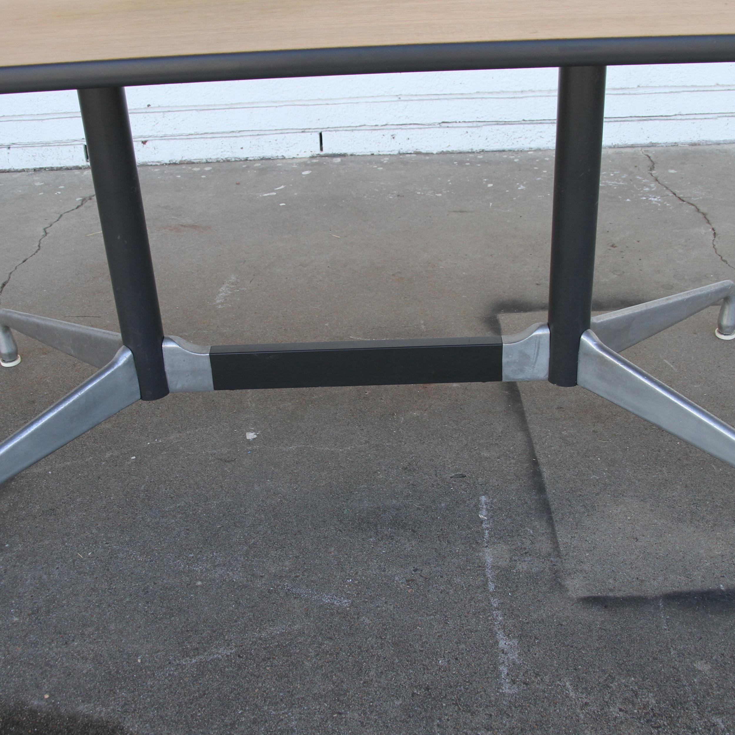 Table de conférence/de salle à manger Herman Miller en vente 2