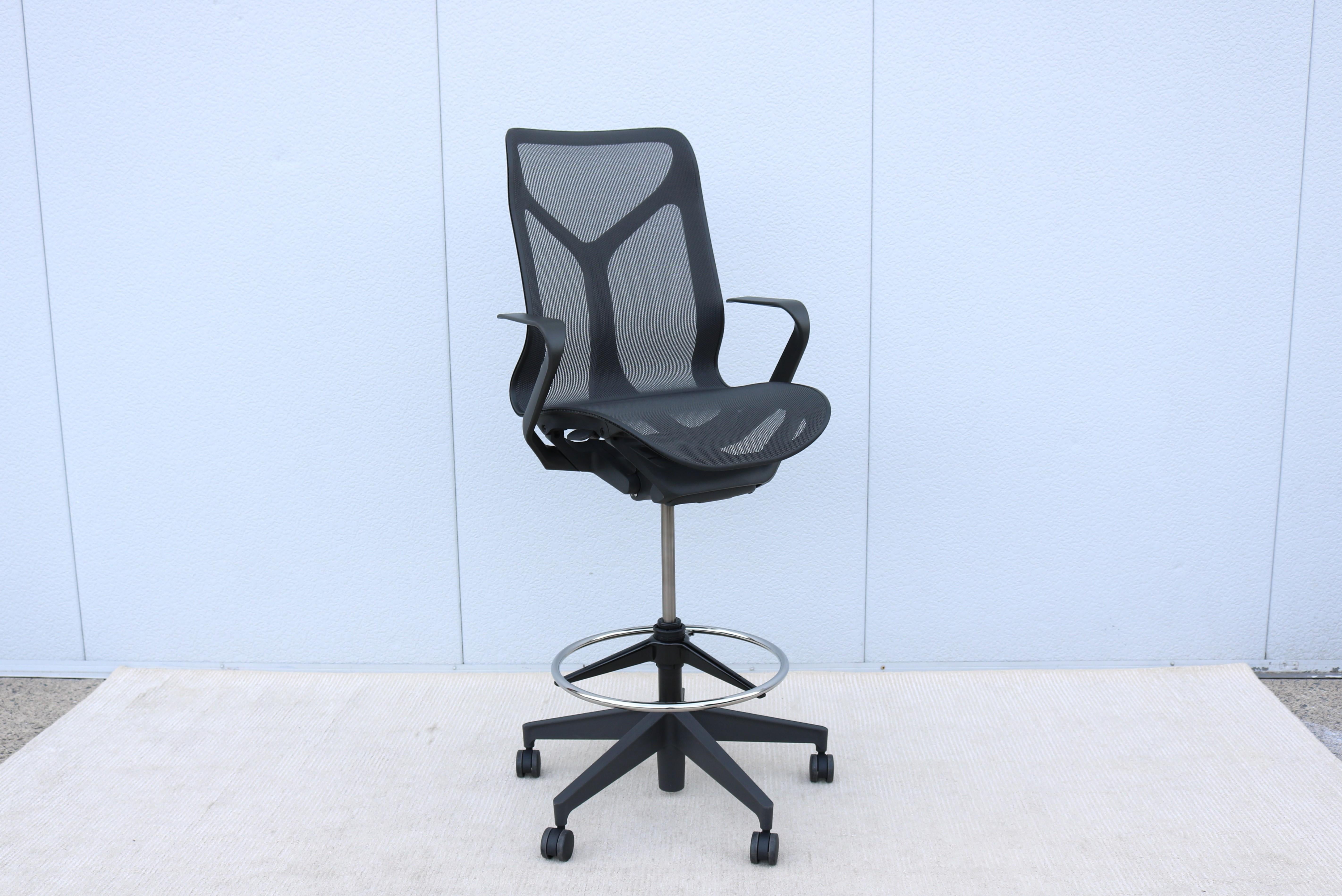 Das ausgeklügelte ergonomische Design des Cosm Hockers passt sich sofort Ihrem Körper, Ihren Bewegungen und Ihrer Haltung an und sorgt so für ein natürliches Gleichgewicht und absolute Unterstützung.
Der revolutionäre Sitz kombiniert Auto-Harmonic