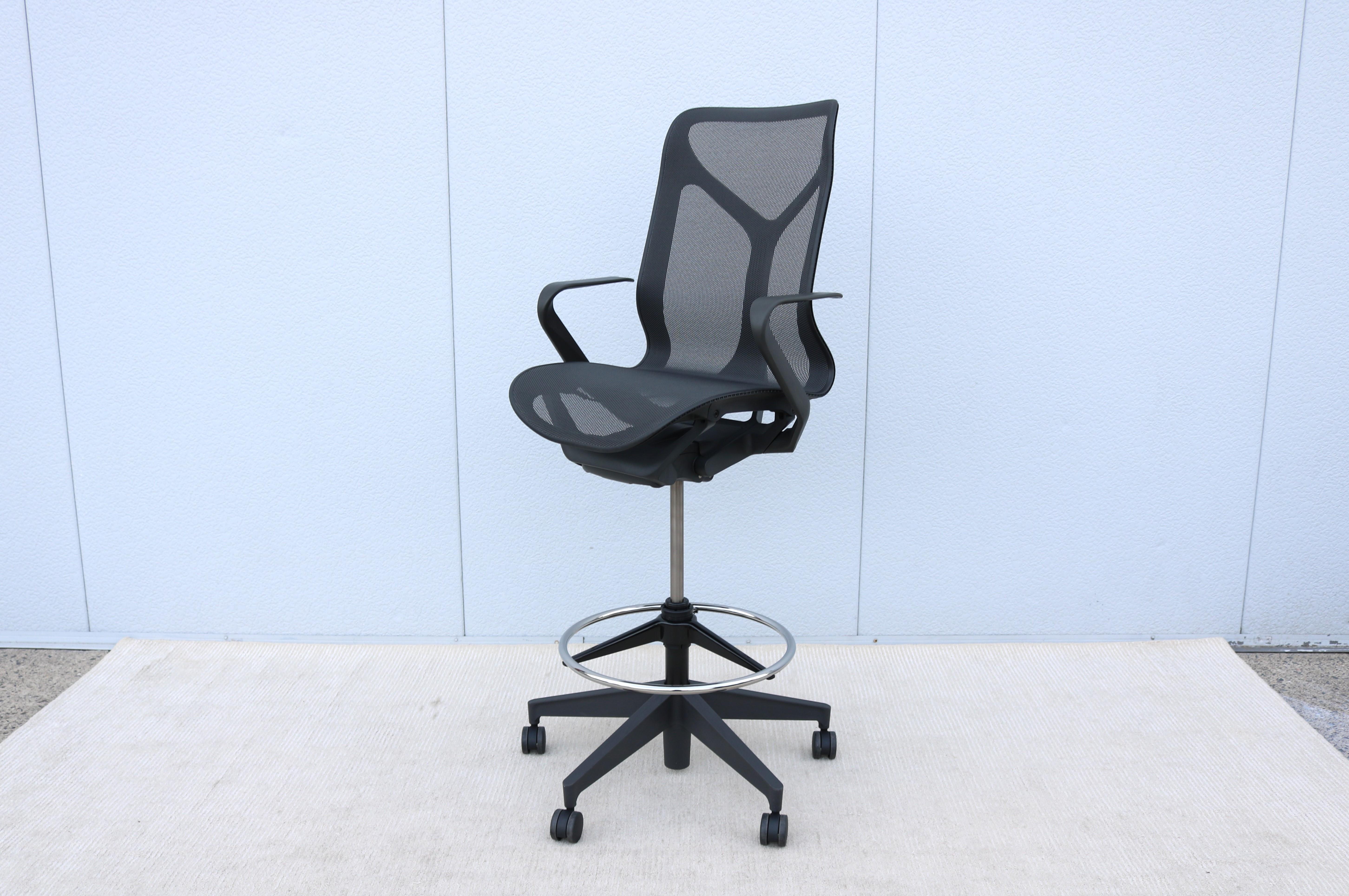 Herman Miller Cosm Verstellbarer ergonomischer Hocker mit mittlerer Rückenlehne, ausgezeichneter Zustand im Zustand „Hervorragend“ im Angebot in Secaucus, NJ