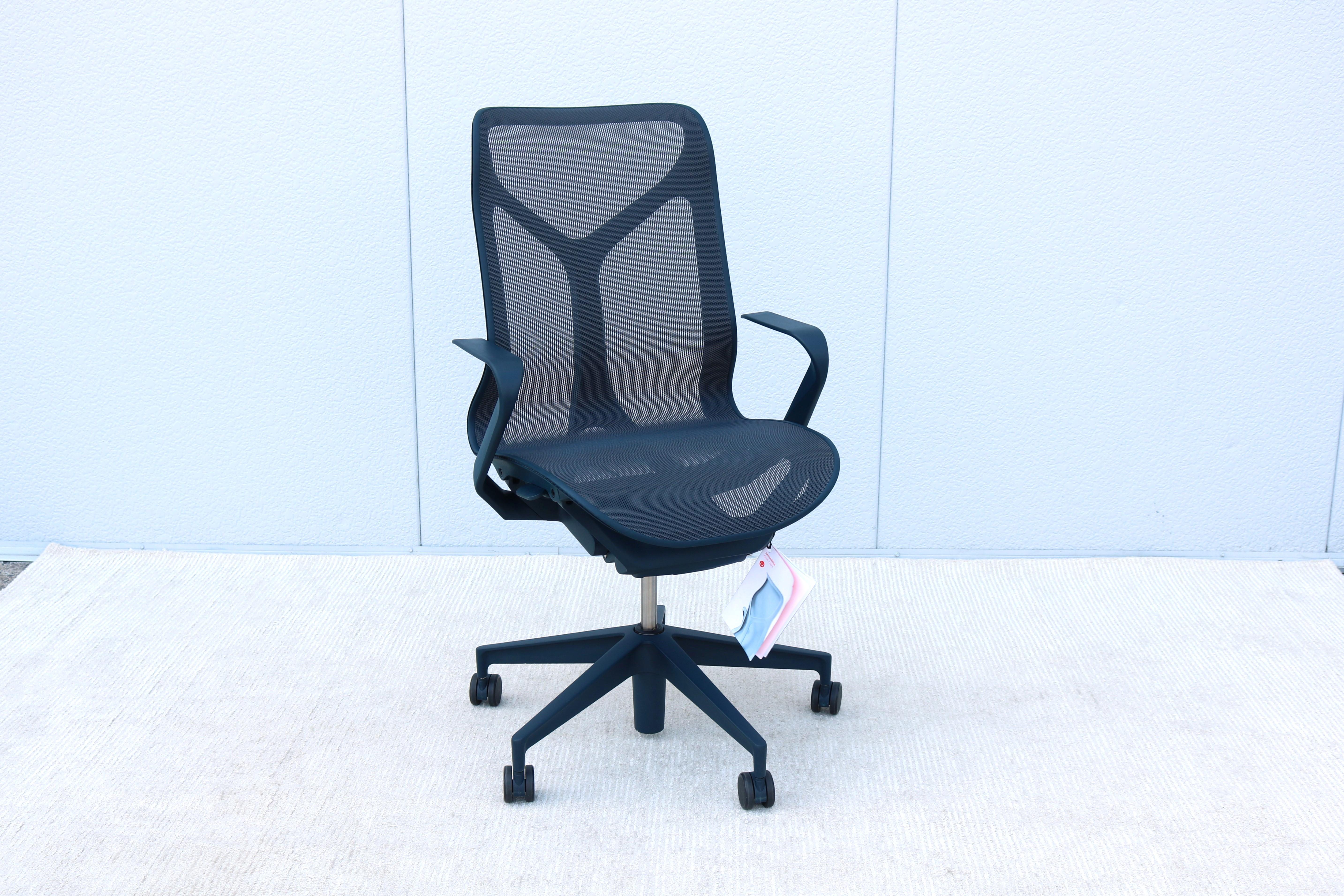 Das ausgeklügelte ergonomische Design des Cosm-Stuhls passt sich sofort Ihrem Körper, Ihren Bewegungen und Ihrer Haltung an und sorgt so für ein natürliches Gleichgewicht und totale Unterstützung.
Der revolutionäre Sitz kombiniert Auto-Harmonic