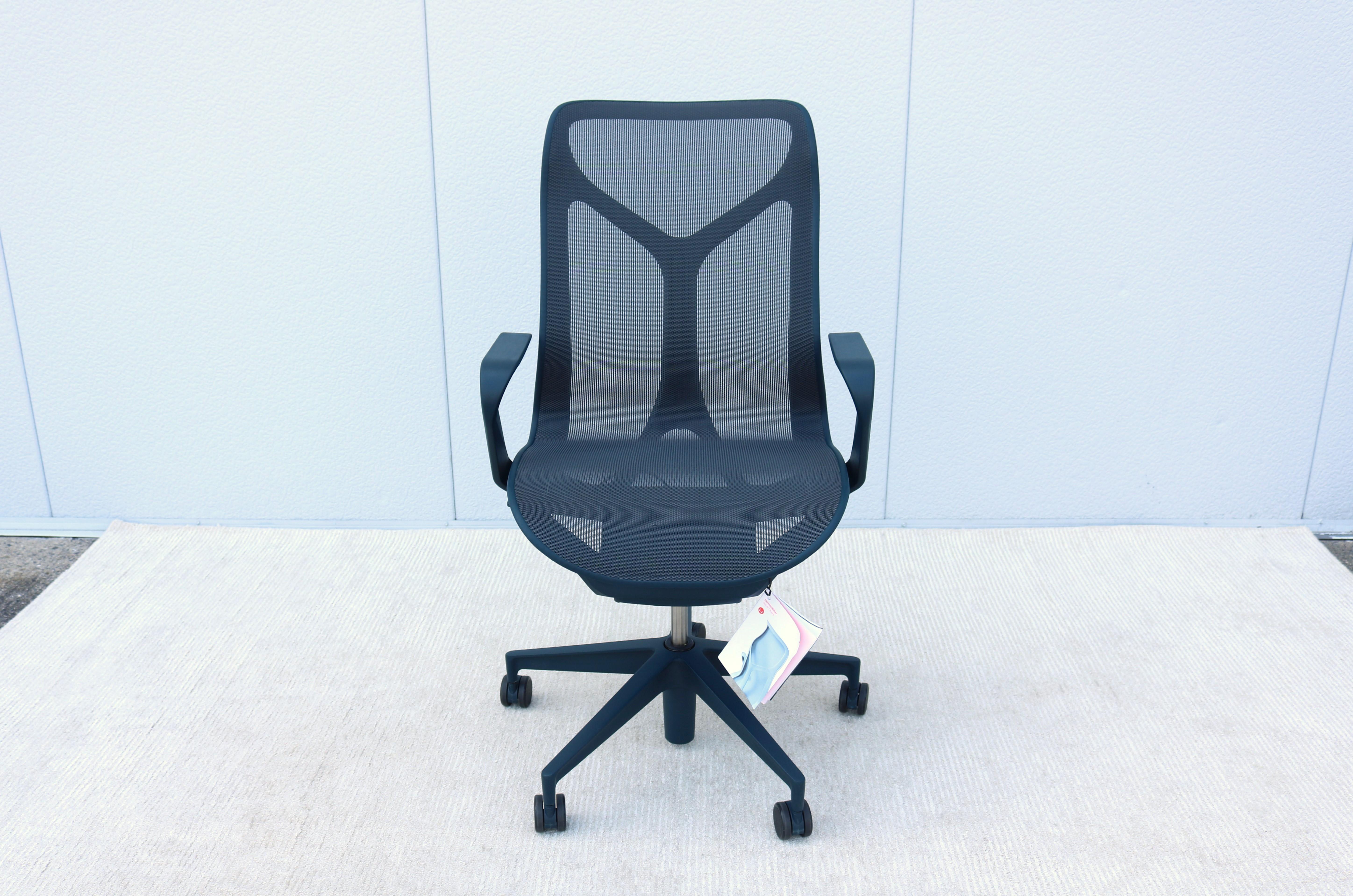 Herman Miller Cosm Mid Back Ergonomic Work Office Desk Chair, leicht gebraucht (Geformt)