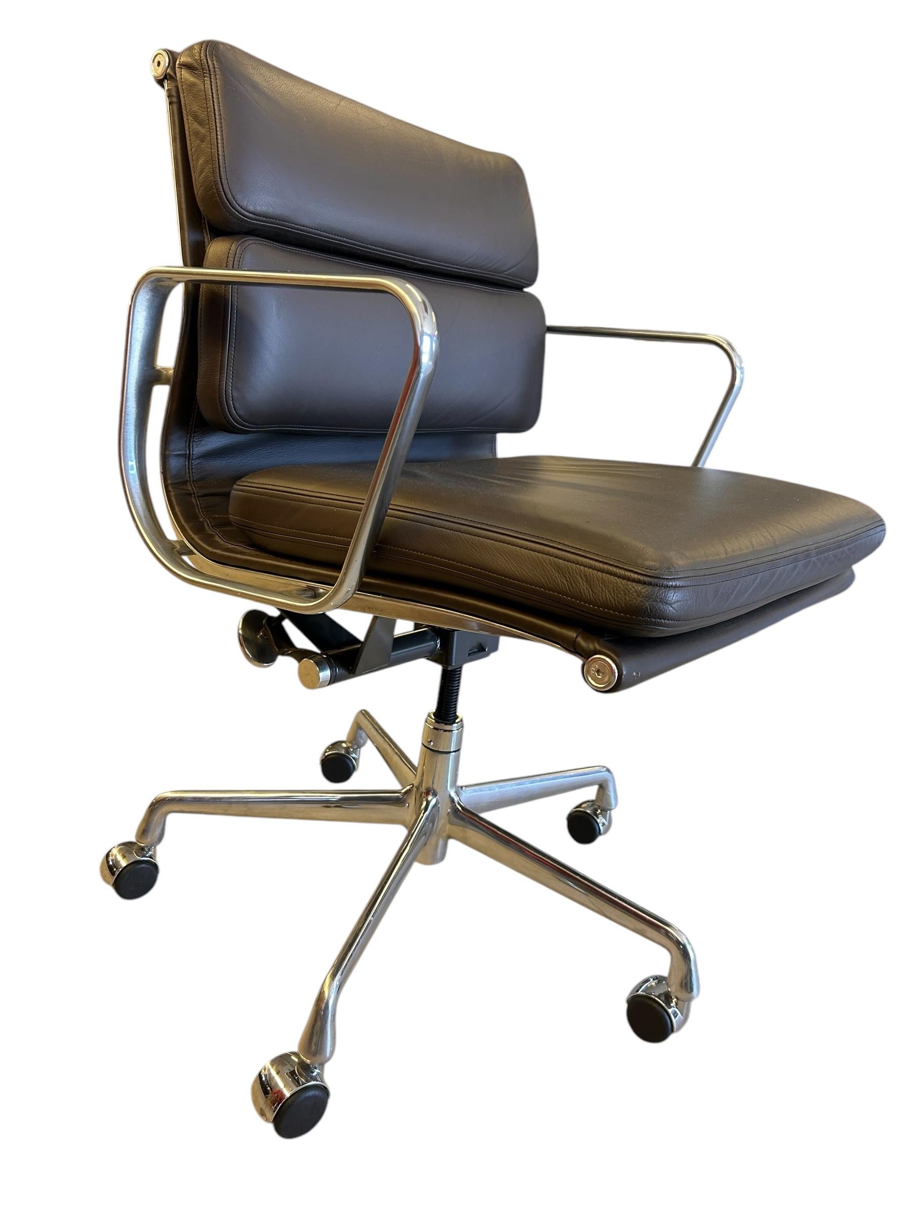 La Silla de oficina de altura de dirección Herman Miller Soft Pad de piel marrón oscuro fue diseñada por Ray y Charles Eames y fabricada por Herman Miller en 1969. Están fabricados con magnífico cuero marrón oscuro, flexible y rico, acolchado grueso