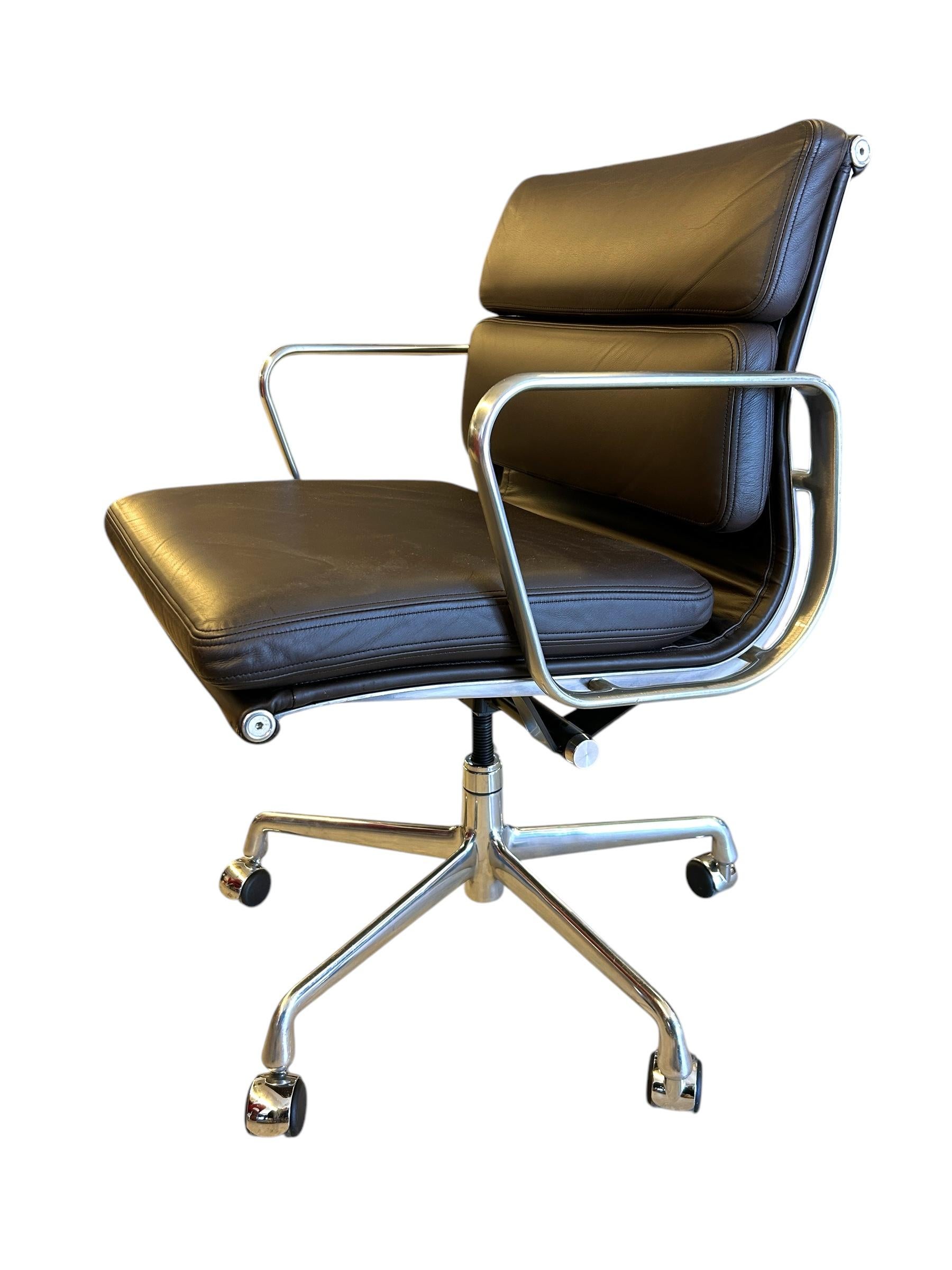 Herman Miller Silla de dirección de cuero marrón oscuro con cojín blando de Eames Moderno de mediados de siglo en venta