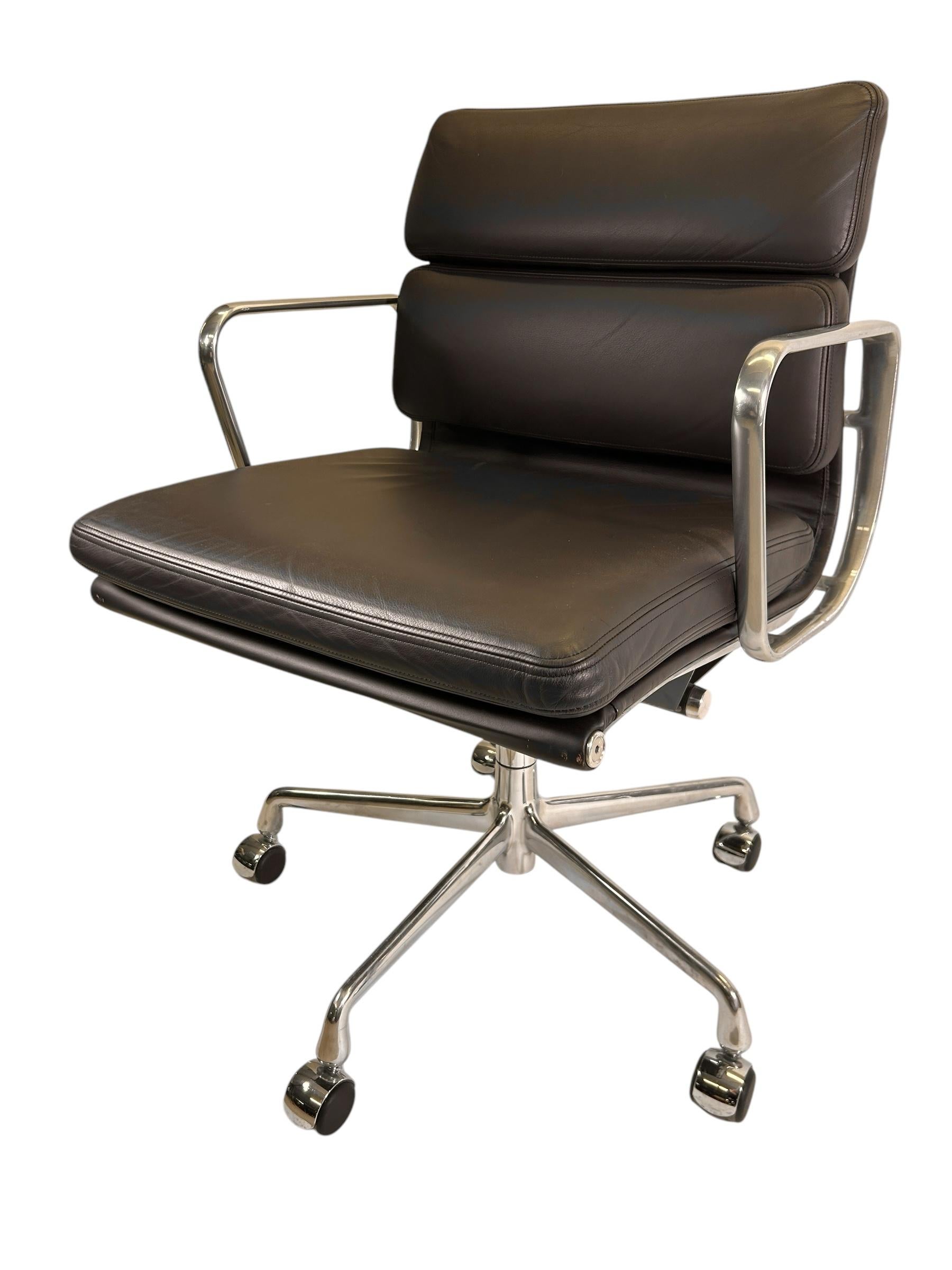 Herman Miller Silla de dirección de cuero marrón oscuro con cojín blando de Eames Estadounidense en venta