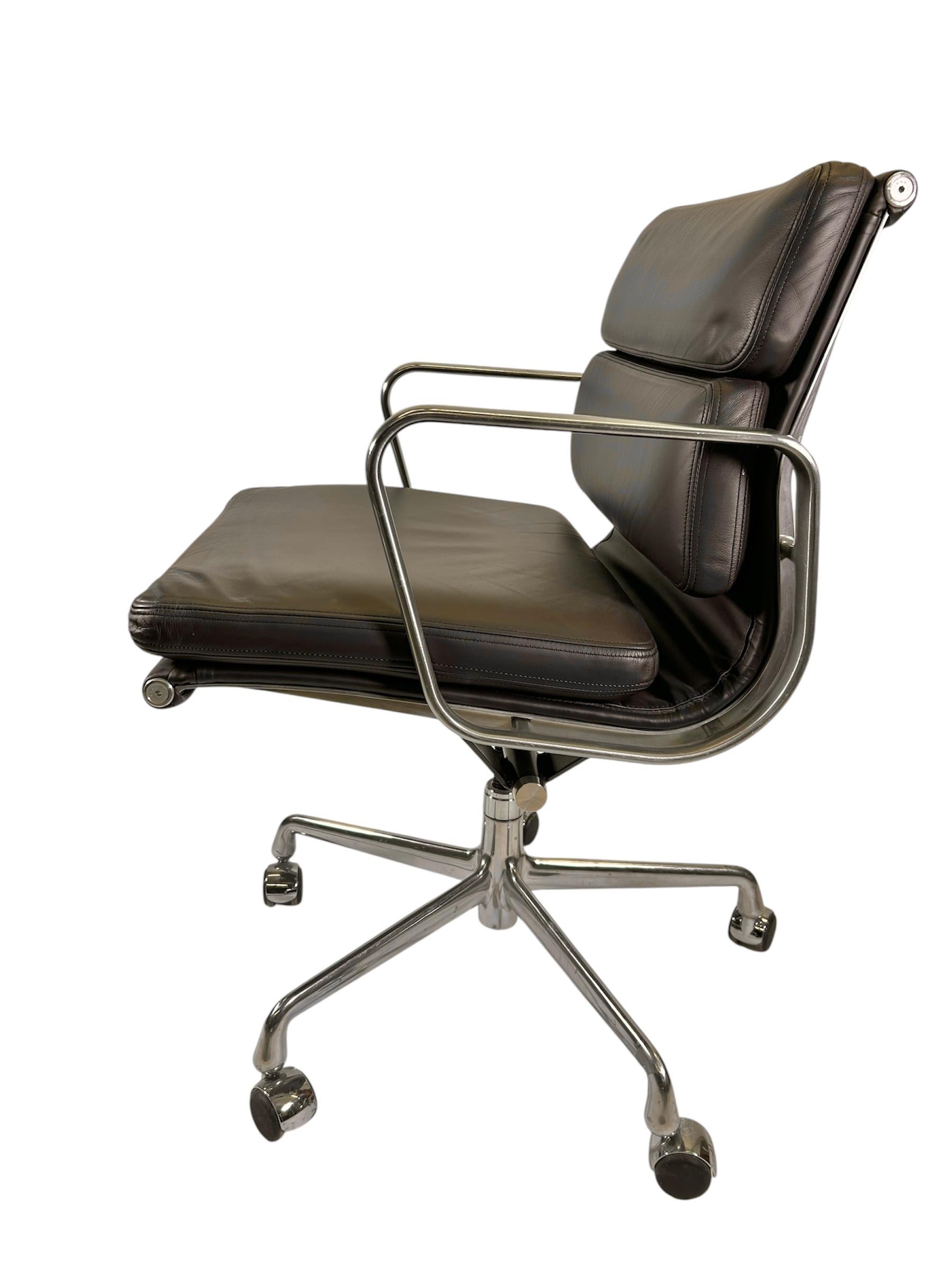 Herman Miller Silla de dirección de cuero marrón oscuro con cojín blando de Eames en Bueno estado para la venta en Wilton, CT