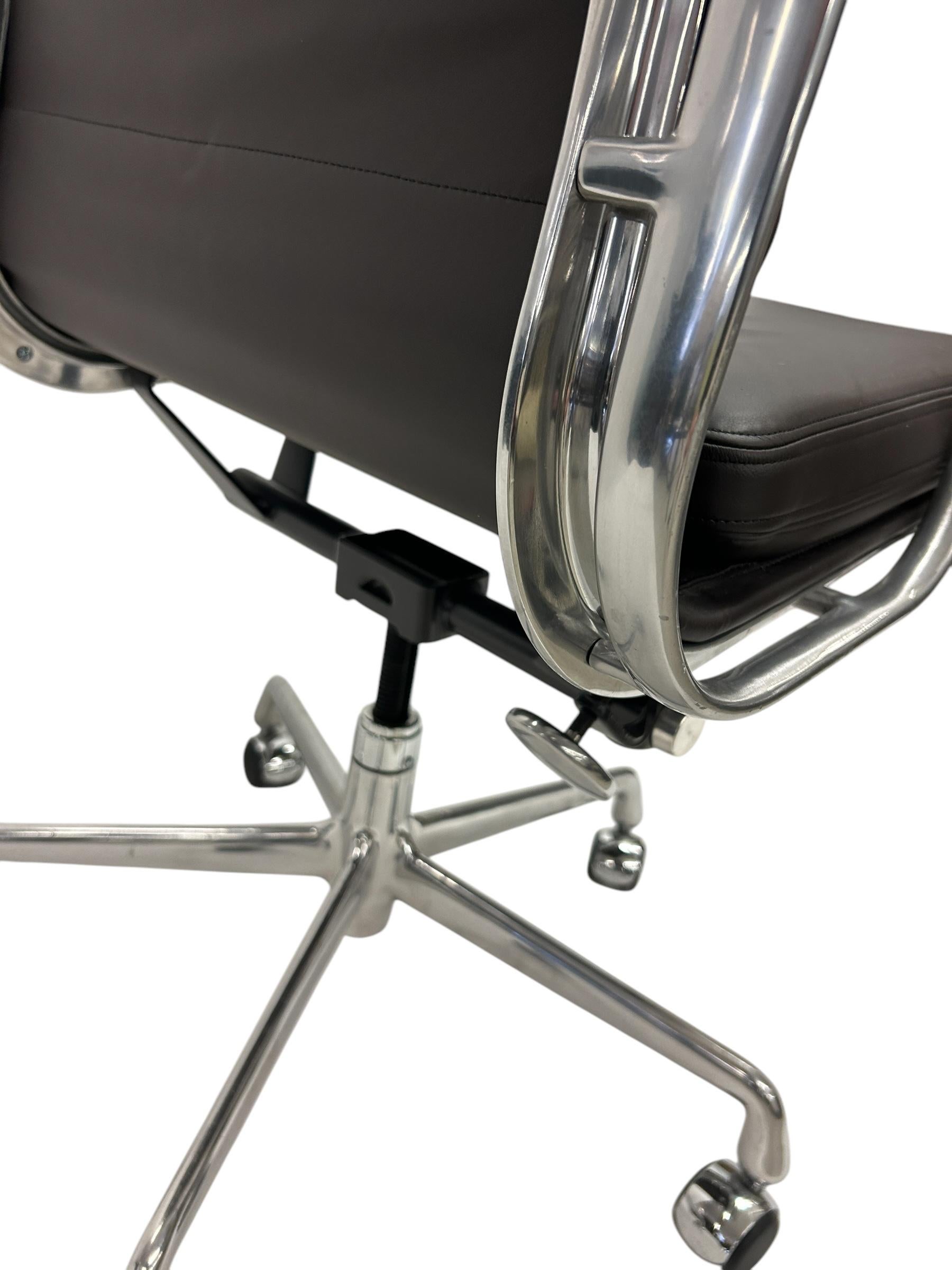 Herman Miller Silla de dirección de cuero marrón oscuro con cojín blando de Eames Acero en venta