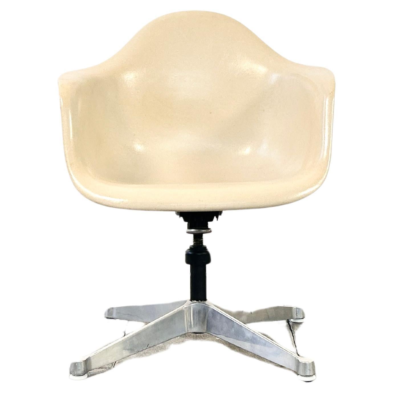 Herman Miller DAT fibre plastic armchair on office base,

Designed by Charles & Ray Eames in 1948.

Off-white fibre plastic armshell, DAT shivel base equipped with tilt function, height adjustable.

The chair is in very good vintage condition with