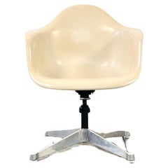 Herman Miller DAT Executive armchair Designed by Charles & Ray Eames