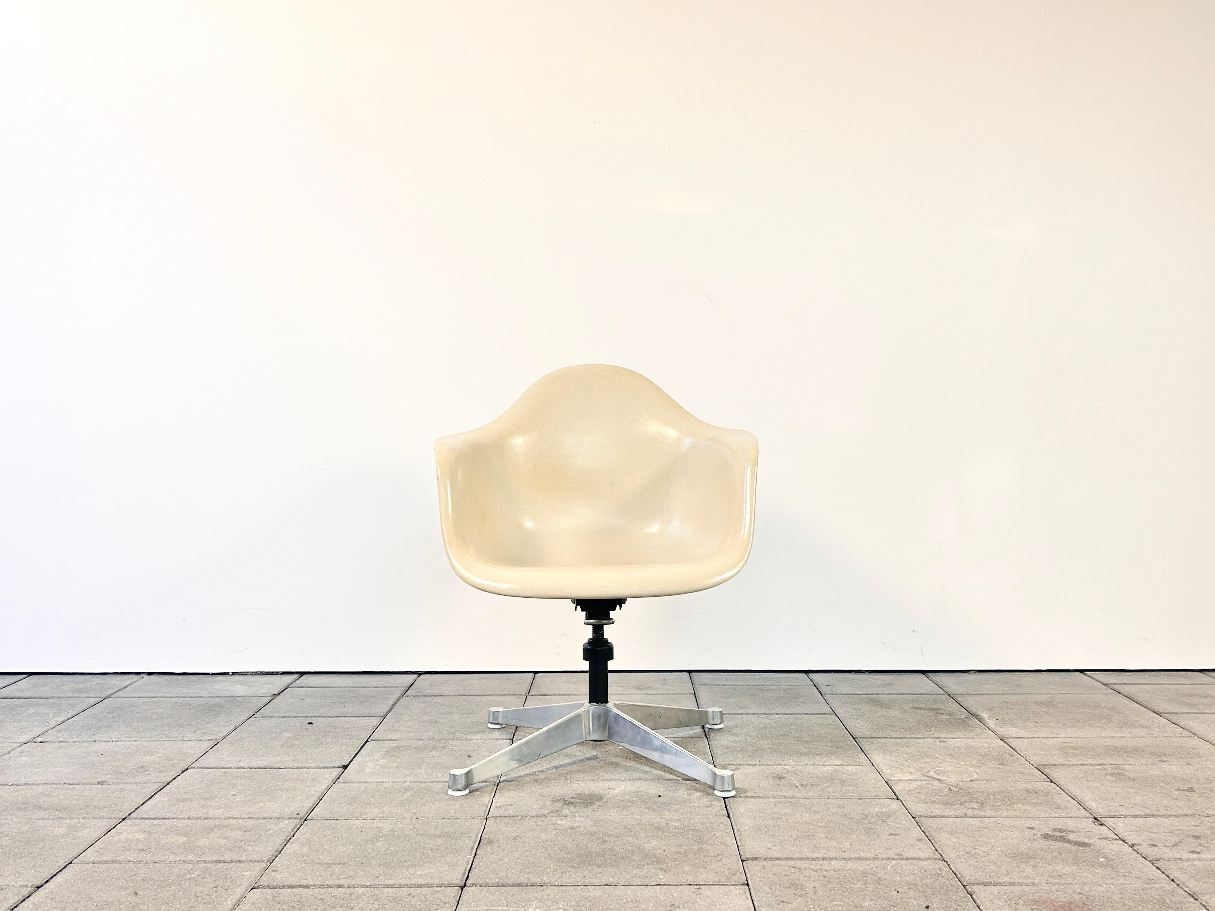 Mid-Century Modern Herman Miller DAT Executive armchair Designed by Charles & Ray Eames For Sale
