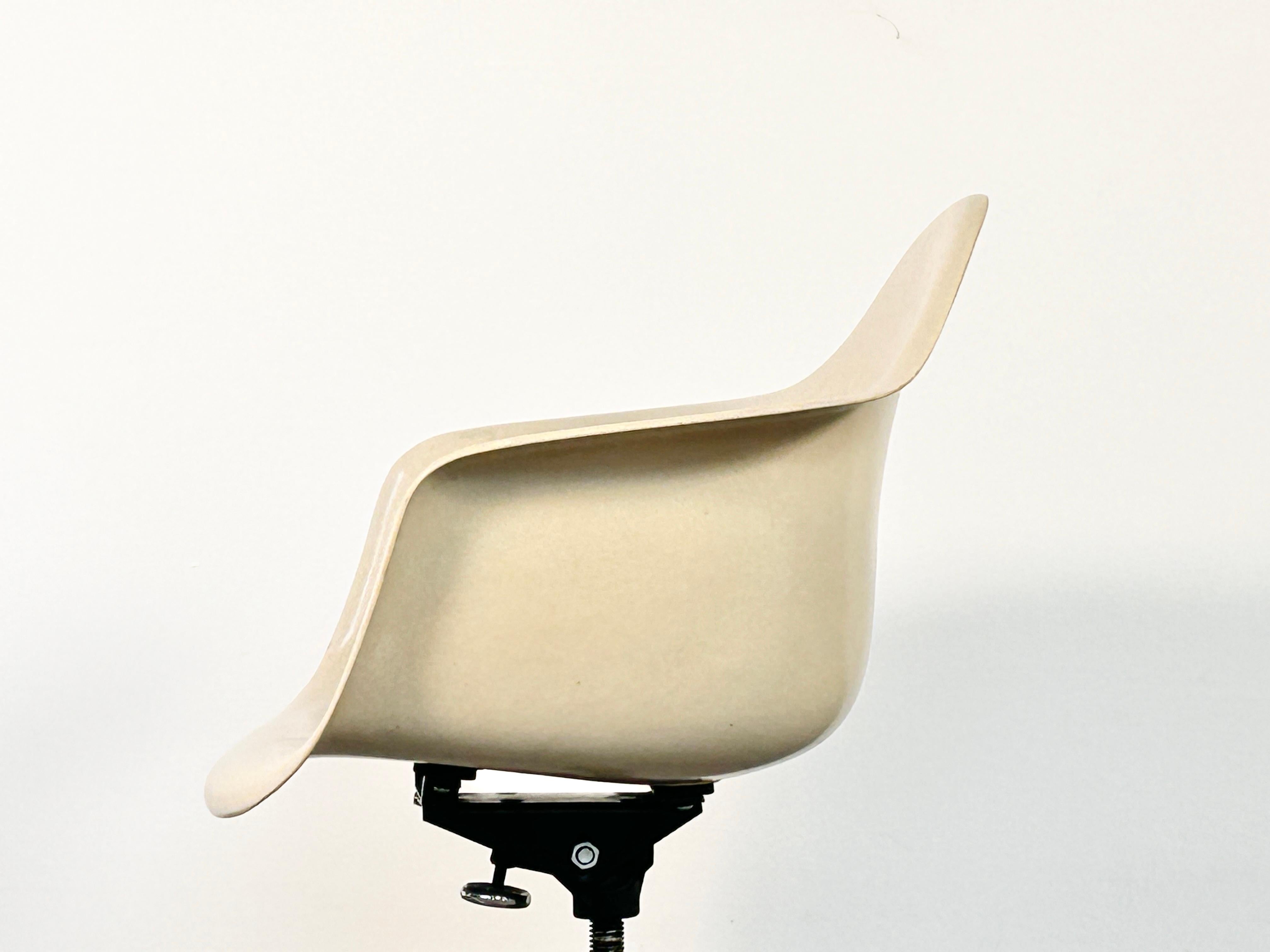 Herman Miller DAT Executive armchair Designed by Charles & Ray Eames In Good Condition For Sale In Offenburg, Baden Wurthemberg