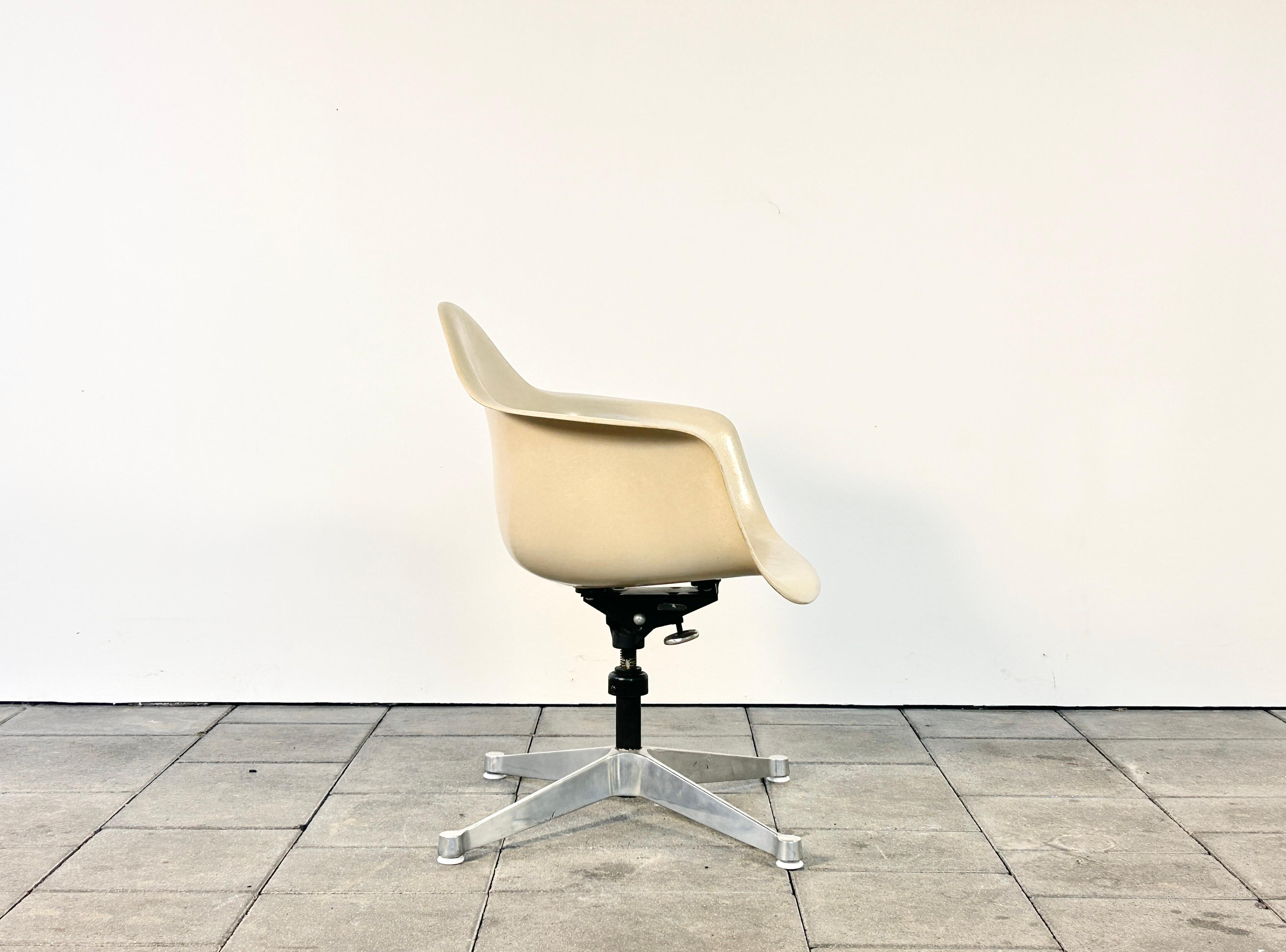 Herman Miller DAT Executive armchair Designed by Charles & Ray Eames For Sale 1