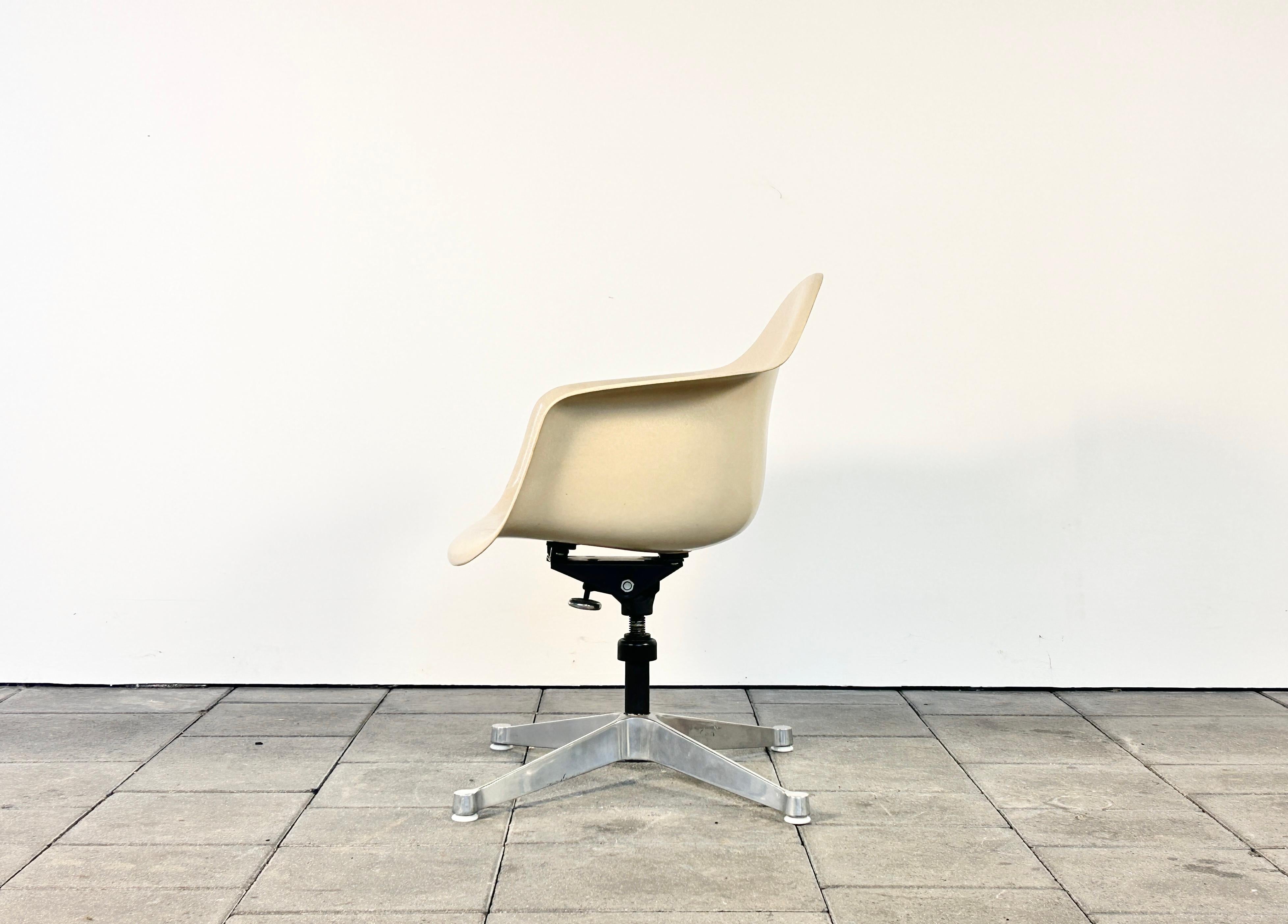 Herman Miller DAT Executive armchair Designed by Charles & Ray Eames For Sale 2
