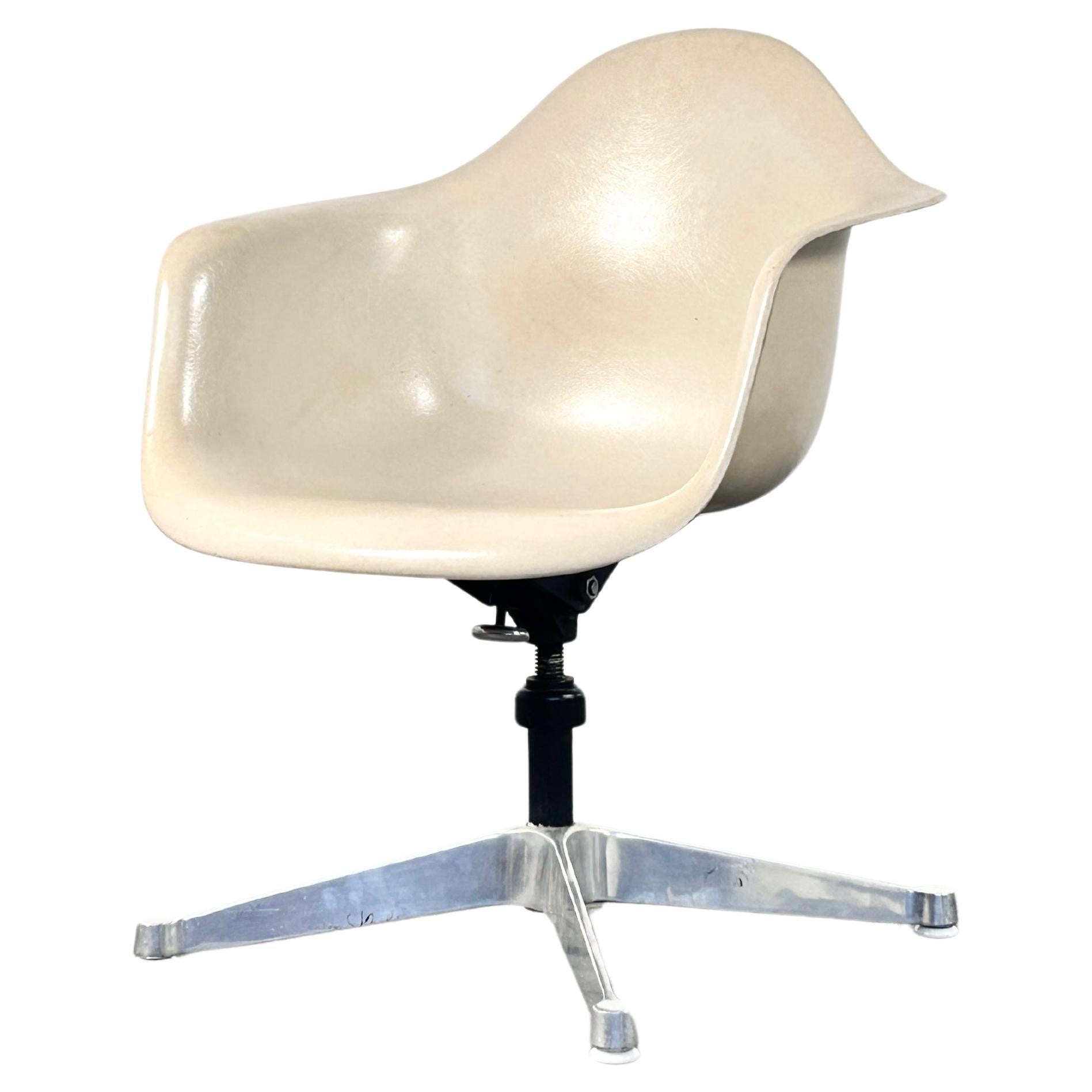 Herman Miller DAT Executive armchair Designed by Charles & Ray Eames For Sale