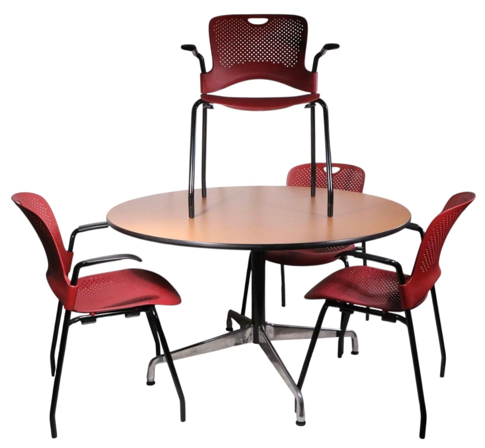 Herman Miller Dinette Set 4 Caper Chairs and Universal Base Cafe Dining Table (amerikanisch) im Angebot