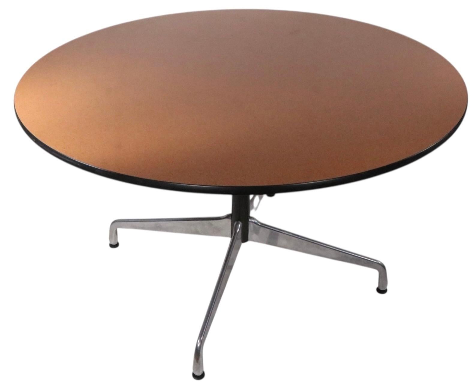 Herman Miller Dinette Set 4 Caper Chairs and Universal Base Cafe Dining Table im Zustand „Gut“ im Angebot in New York, NY