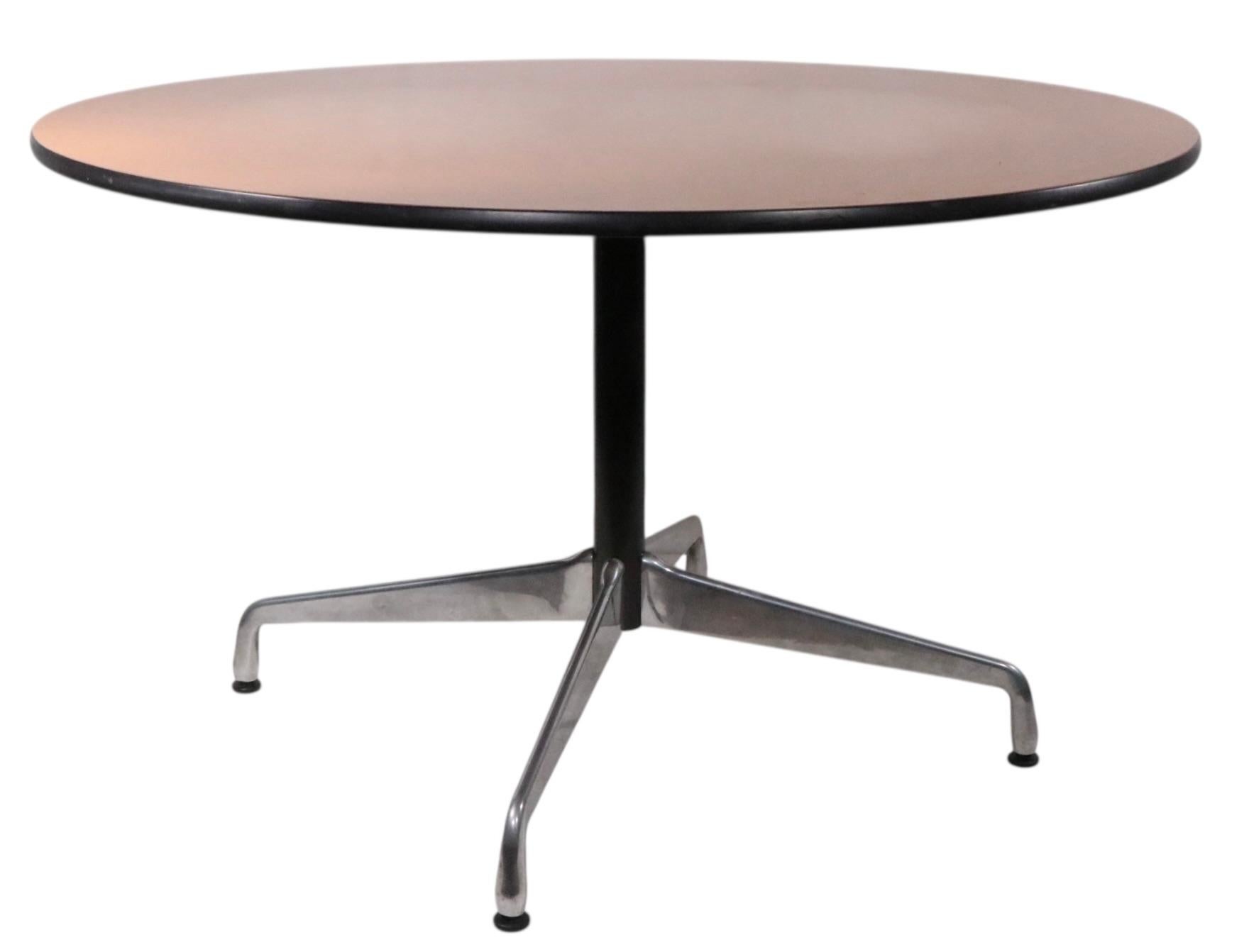 Herman Miller Dinette Set 4 Caper Chairs and Universal Base Cafe Dining Table (Metall) im Angebot