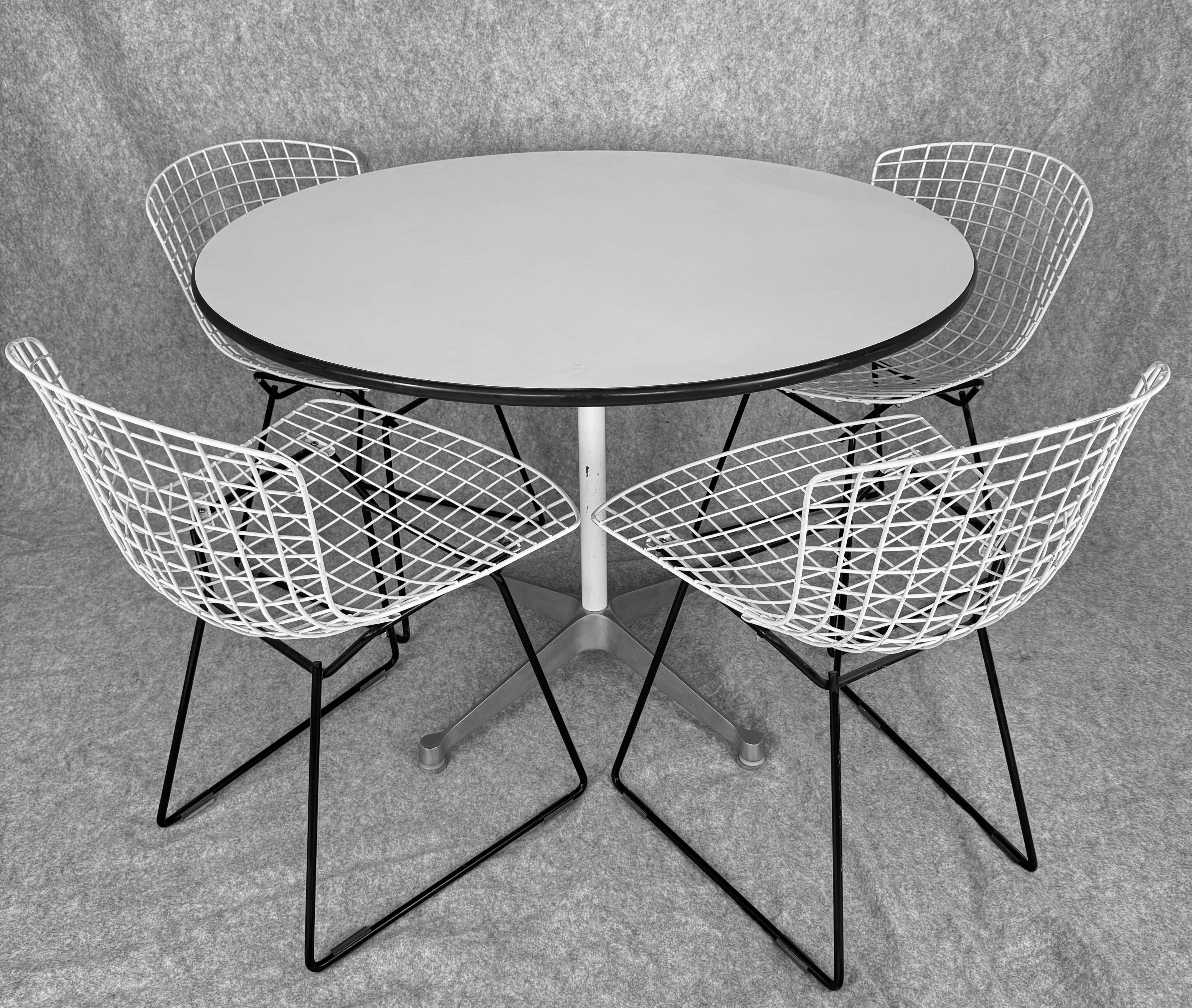 Herman Miller Esstisch mit 4 Bertoia Stühlen (Moderne der Mitte des Jahrhunderts) im Angebot