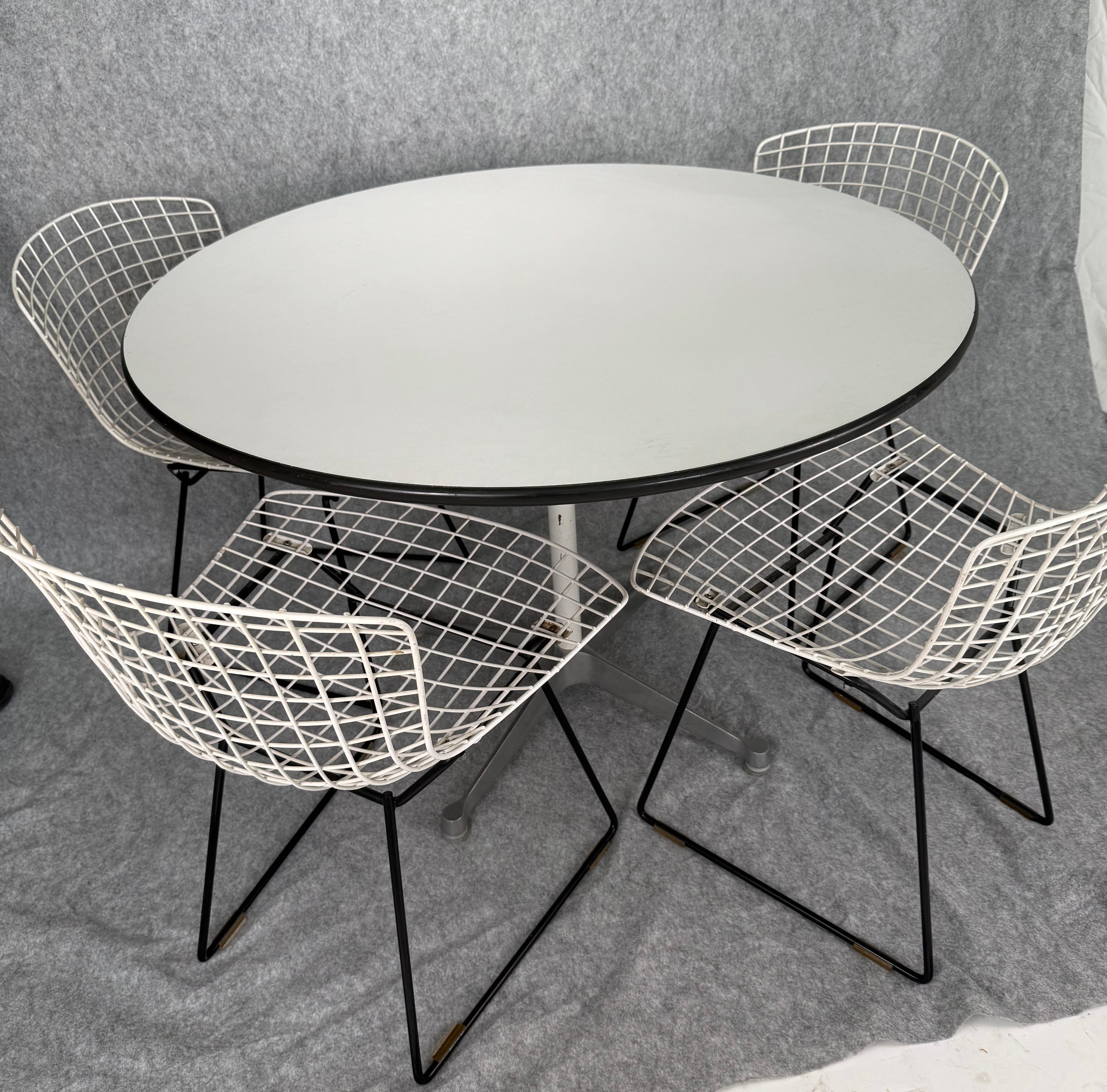 Herman Miller Esstisch mit 4 Bertoia Stühlen (amerikanisch) im Angebot
