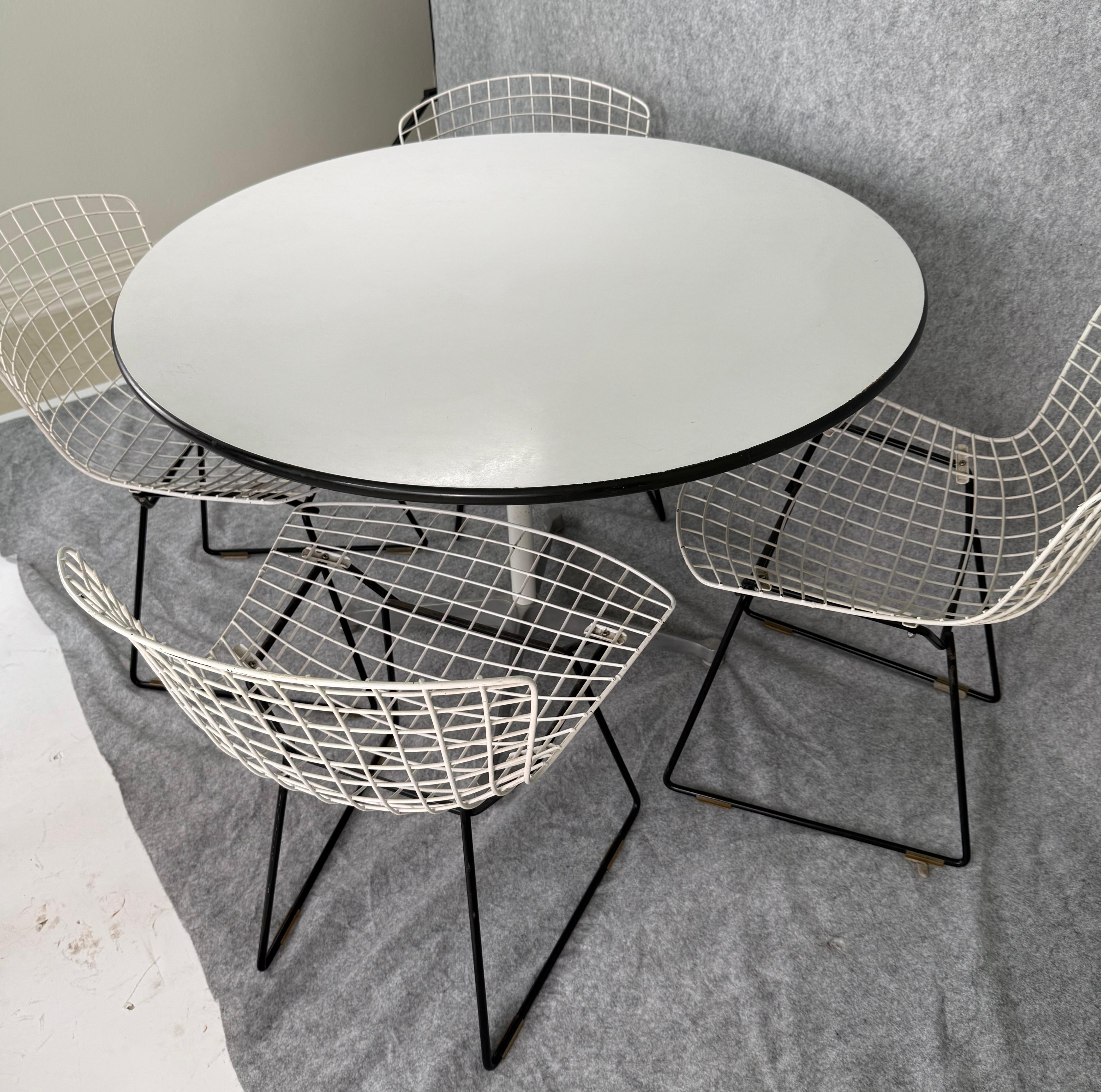 Herman Miller Esstisch mit 4 Bertoia Stühlen im Zustand „Gut“ im Angebot in Dallas, TX
