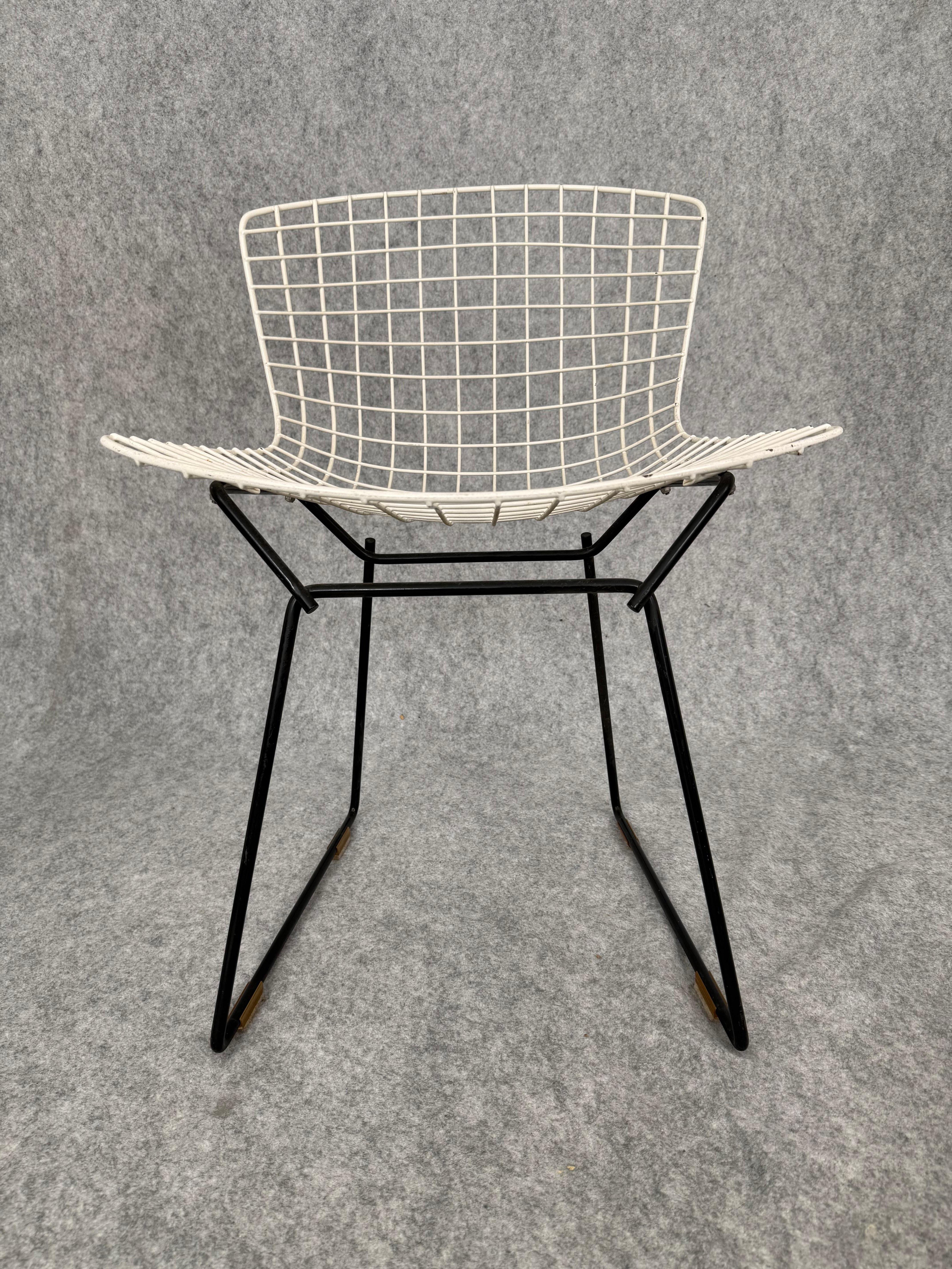 Herman Miller Esstisch mit 4 Bertoia Stühlen (Mitte des 20. Jahrhunderts) im Angebot