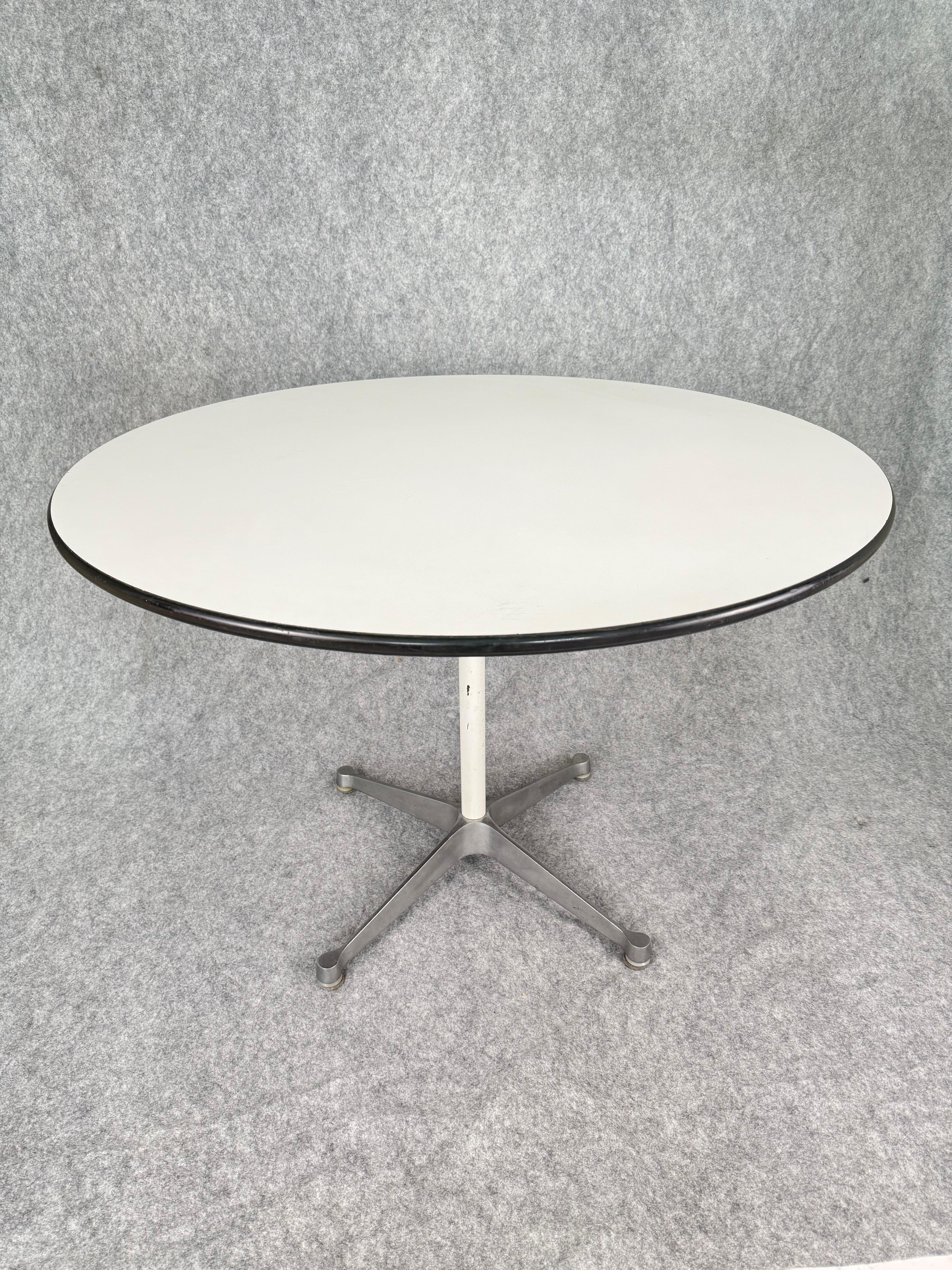 Herman Miller Esstisch mit 4 Bertoia Stühlen im Angebot 1
