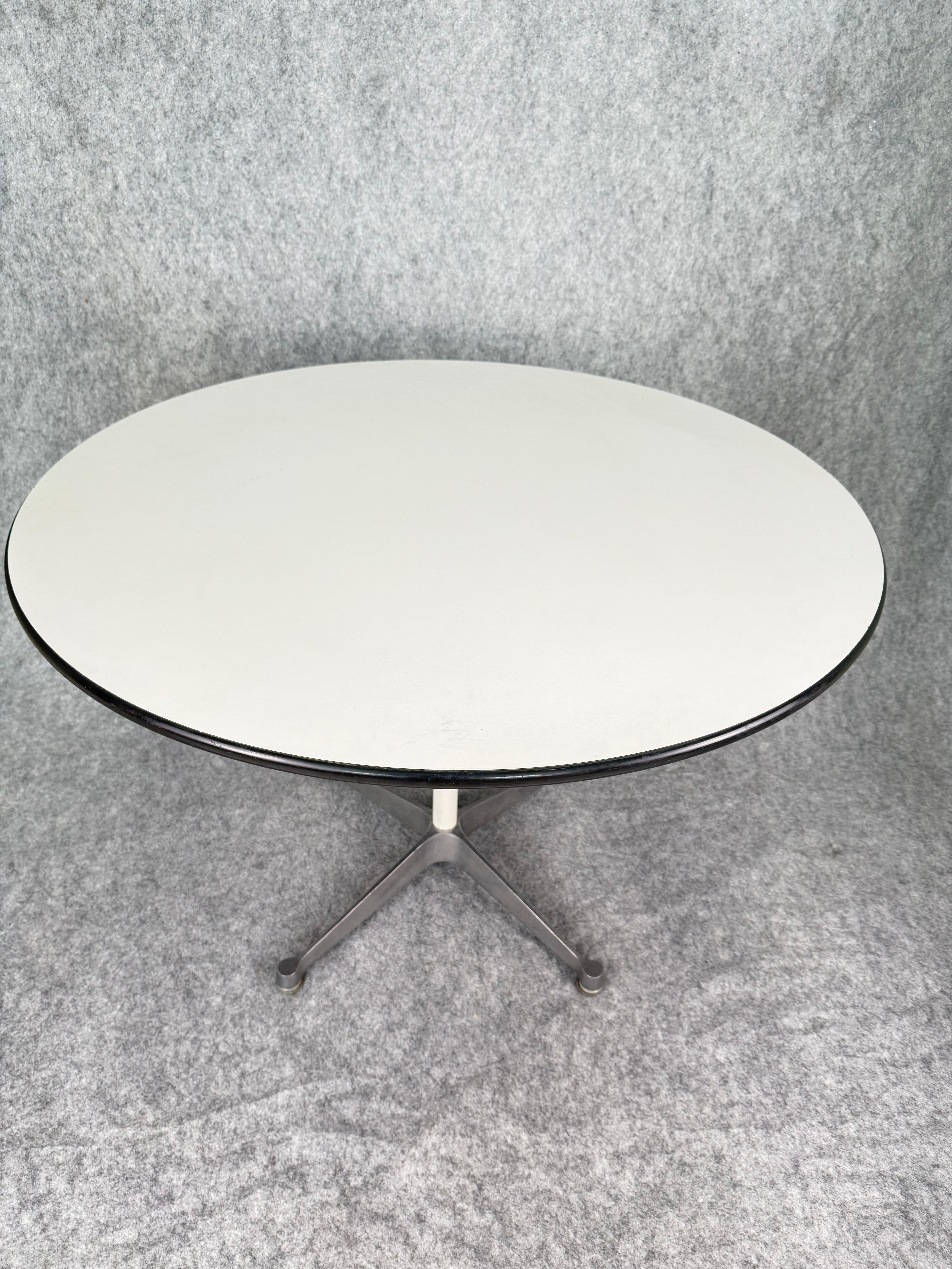 Herman Miller Esstisch mit 4 Bertoia Stühlen im Angebot 2