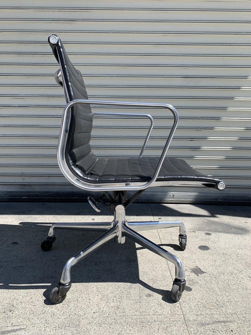 Herman Miller EA335 Eames Aluminum Group Desk Chair 3