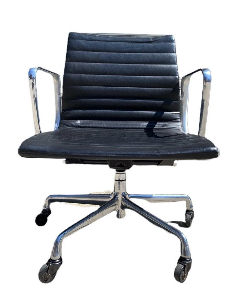 Eames aluminum group management chair. The chair is both, Classic and contemporary. First designed in 1958. The chair is made of black leather and have an adjustable five-star aluminum base on casters.

Height adjustable.

Measurements:
37.5