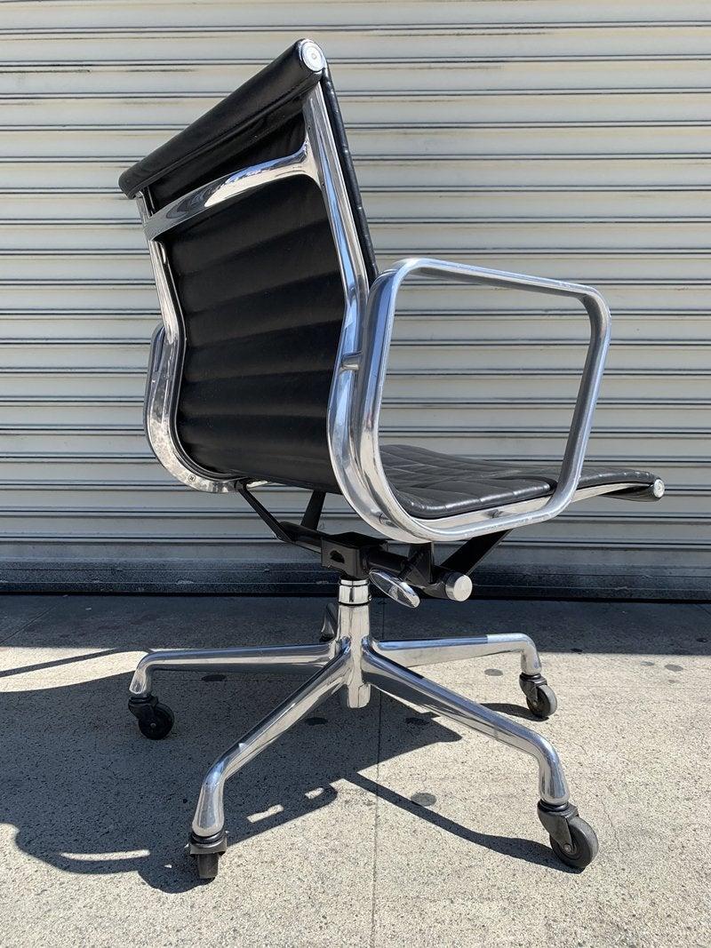 Herman Miller EA335 Eames Aluminum Group Desk Chair In Distressed Condition In Los Angeles, CA