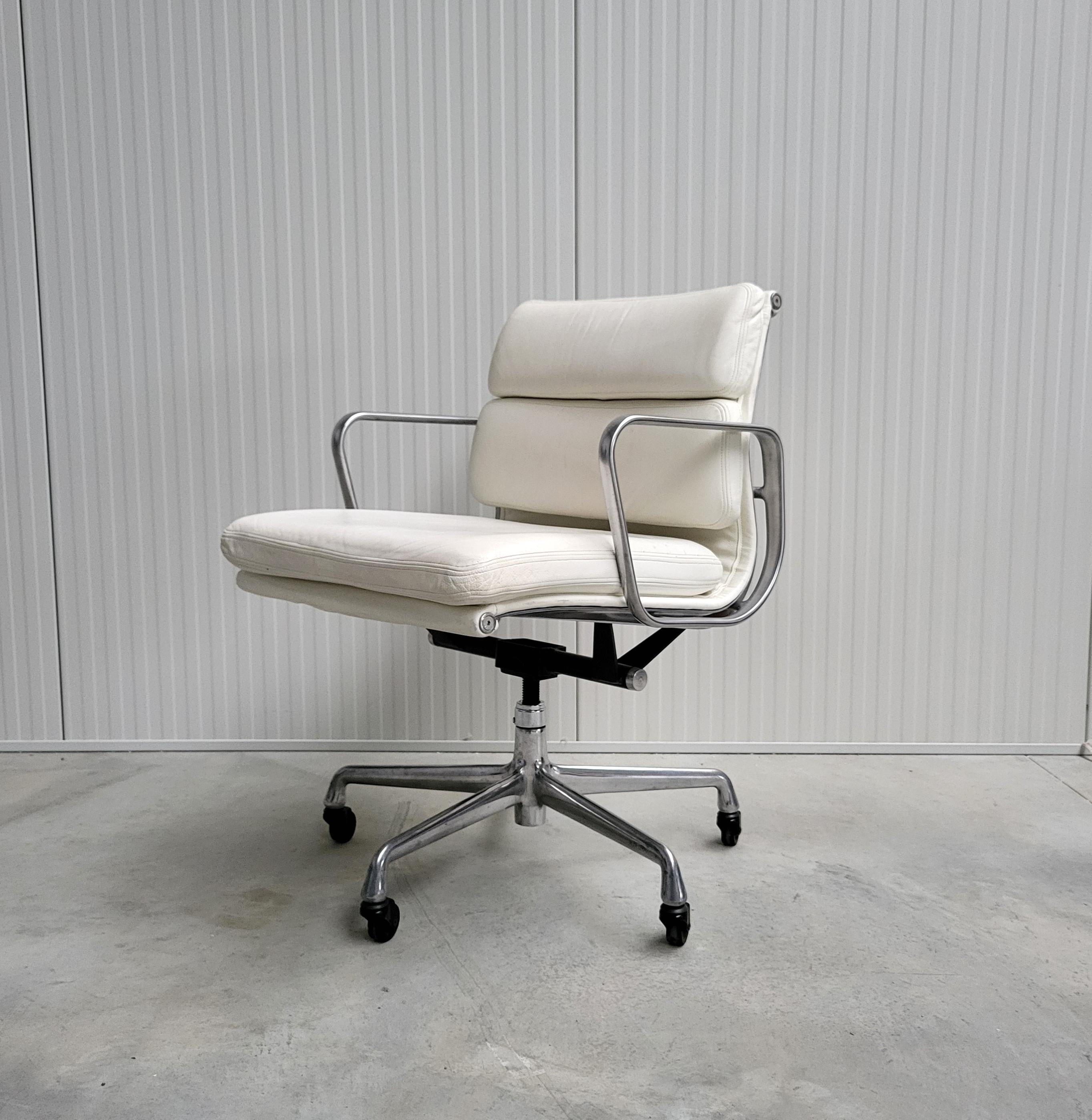 Very nice soft pad office chair model EA335 produced by Herman Miller. 
The chair features a polished aluminium frame and was made in the early 2000s.

The chair is height adjustable and has a tilt mechanism.

It has a wonderful white leather