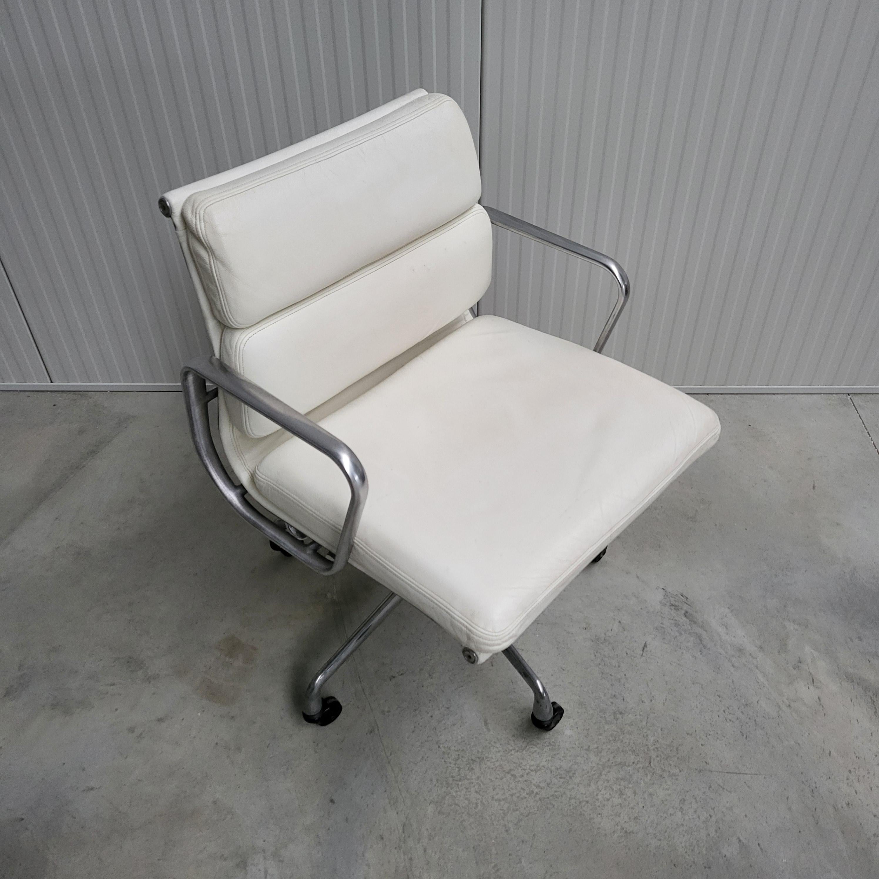 Herman Miller EA335 Bürostuhl mit weichem Gestell von Charles Eames (amerikanisch) im Angebot