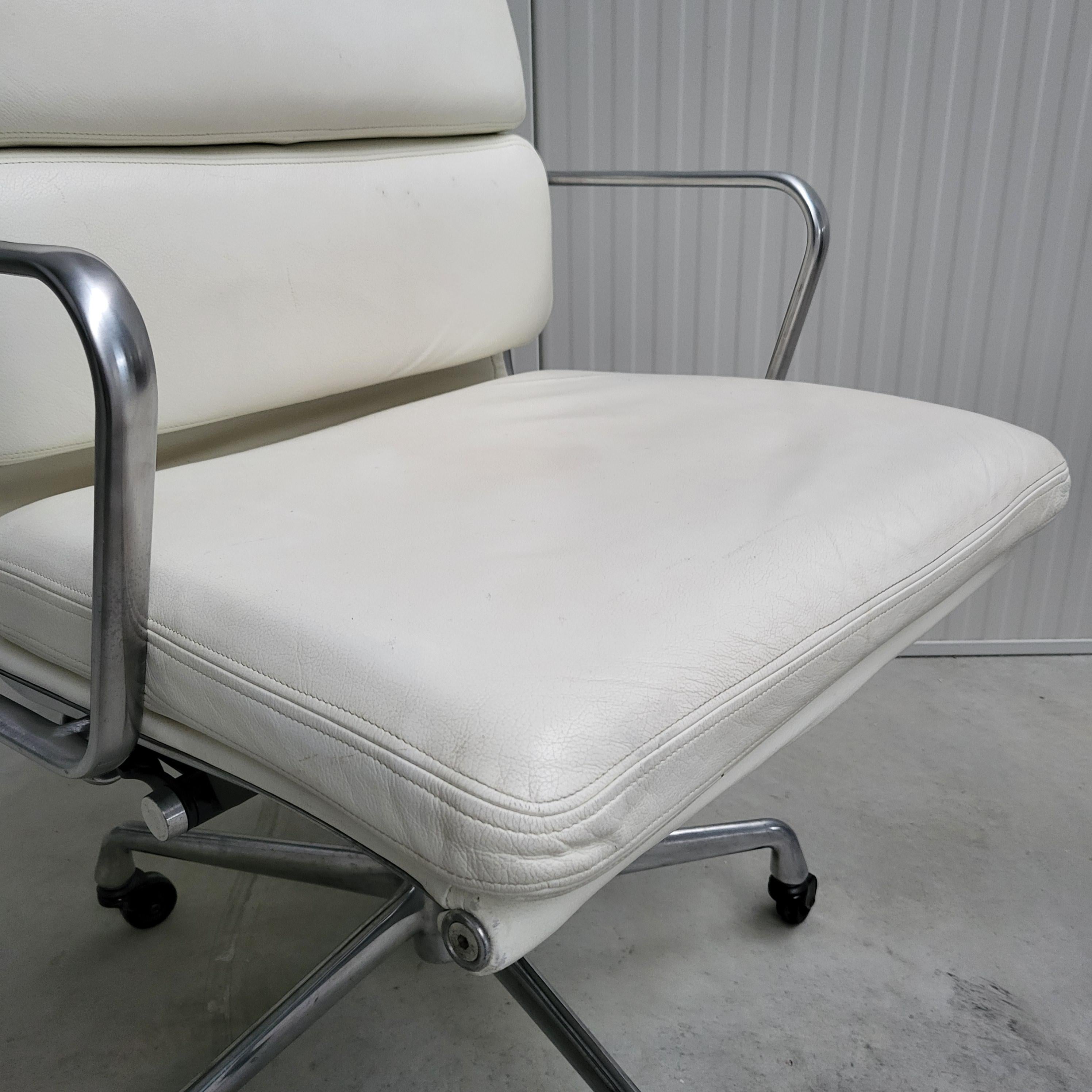 Herman Miller EA335 Soft Pad Office Chair by Charles Eames In Good Condition In Aachen, NW