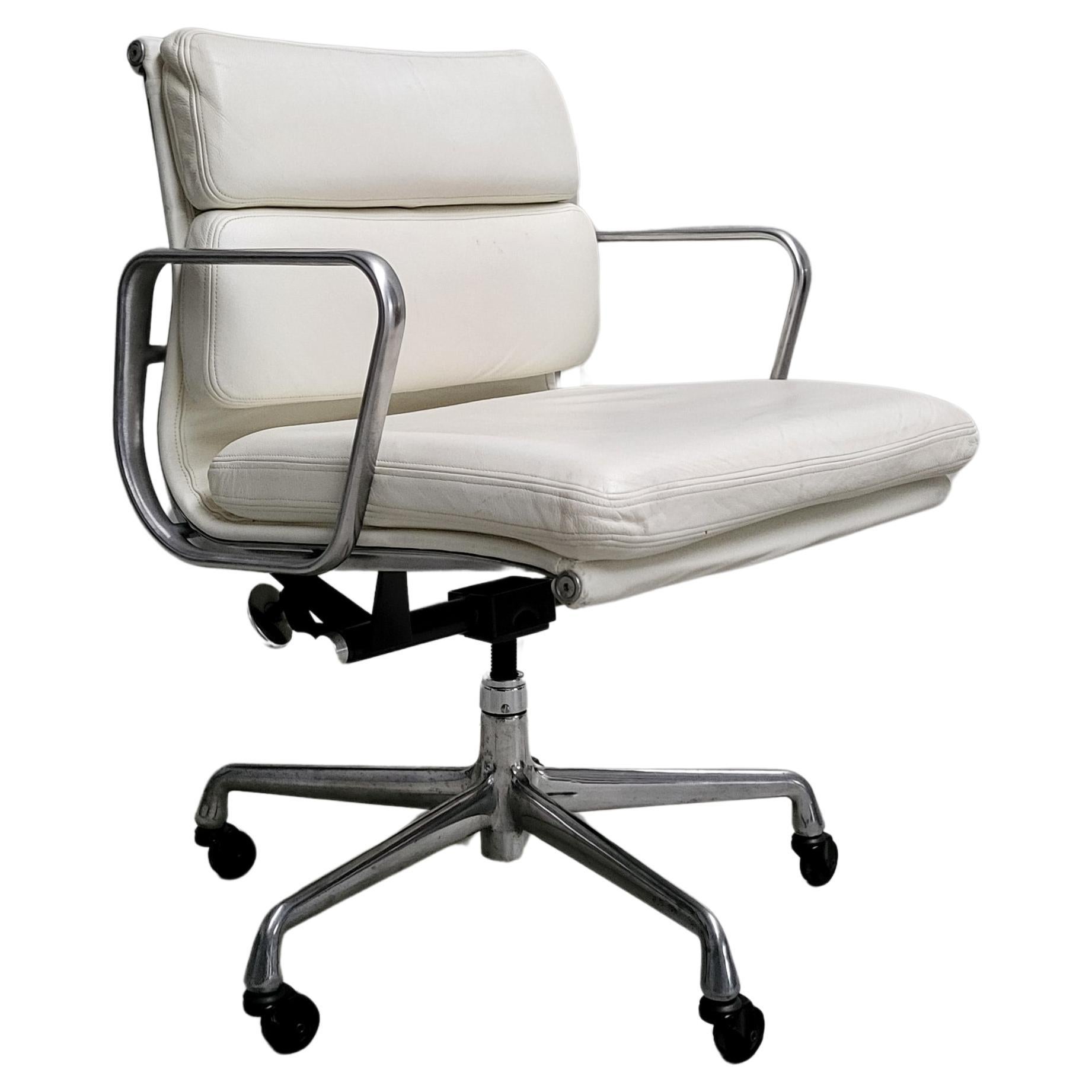 Herman Miller EA335 Bürostuhl mit weichem Gestell von Charles Eames im Angebot
