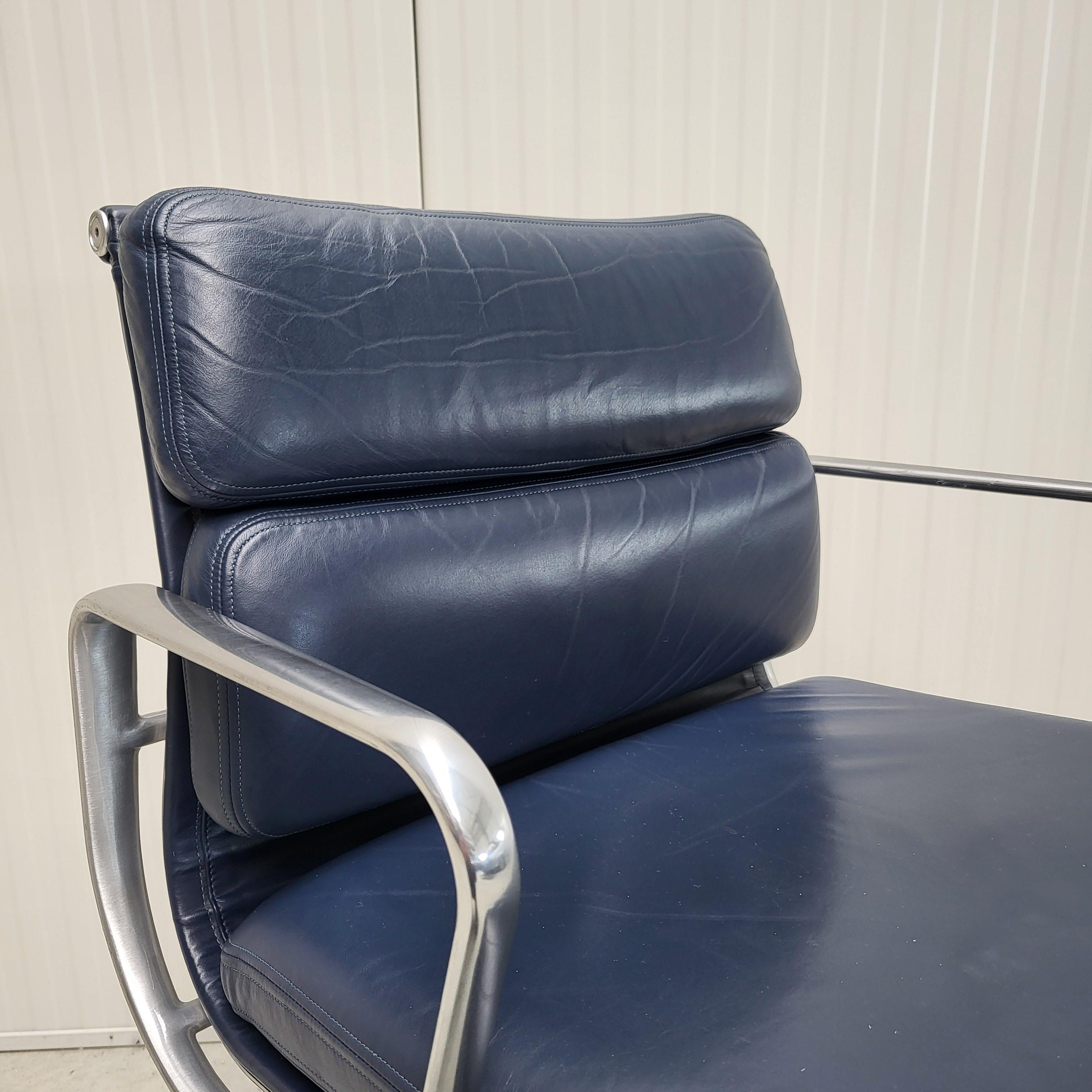1x Eames soft pad Bürostuhl Modell EA435 hergestellt von Herman Miller. 
Der/die Stuhl(e) besteht/bestehen aus einem polierten Aluminiumrahmen und einem sehr weichen marineblauen Leder. 
Der Stuhl wurde in den frühen 2000er Jahren