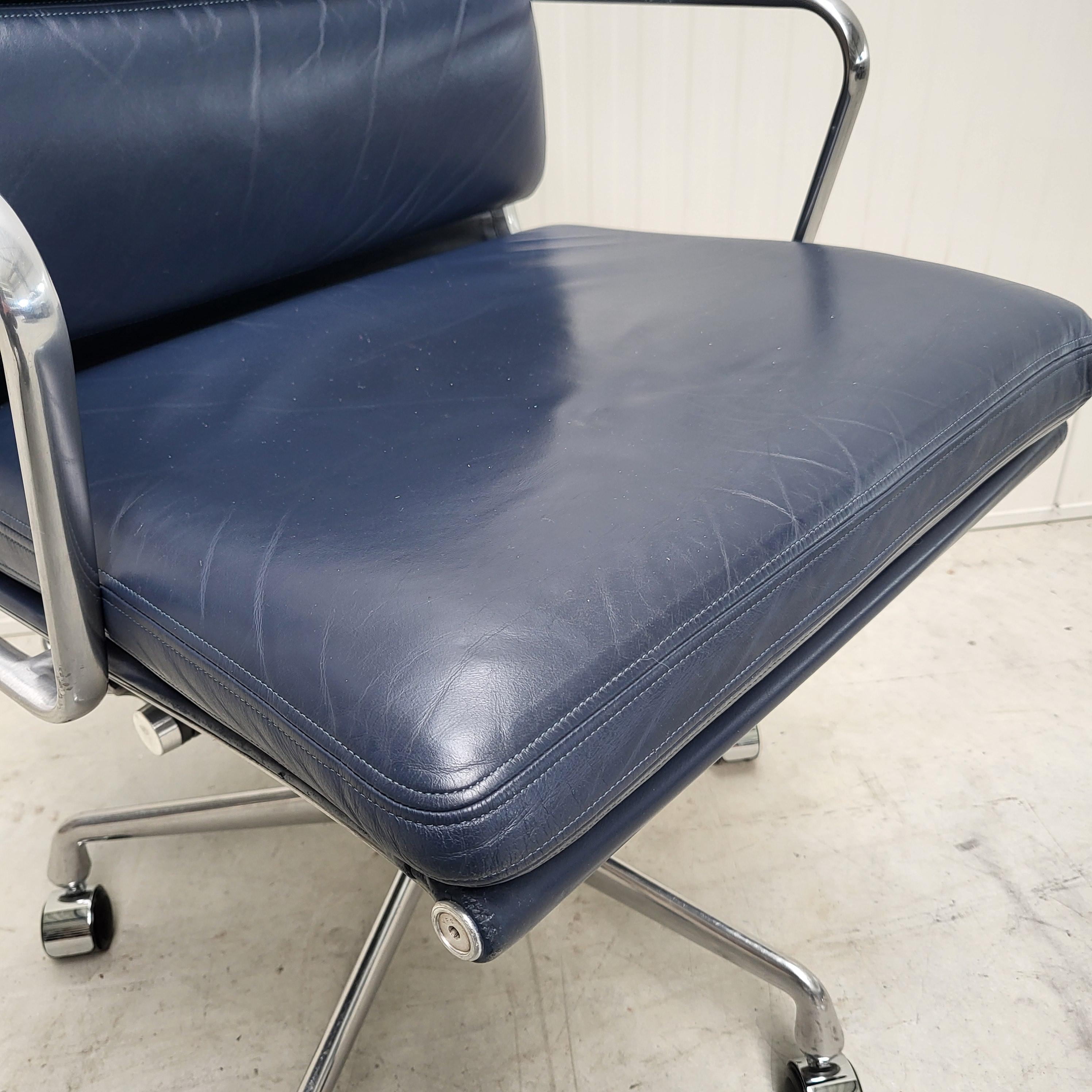 Herman Miller EA435 Marineblauer Soft Pad-Schreibtischstuhl von Charles Eames (amerikanisch) im Angebot