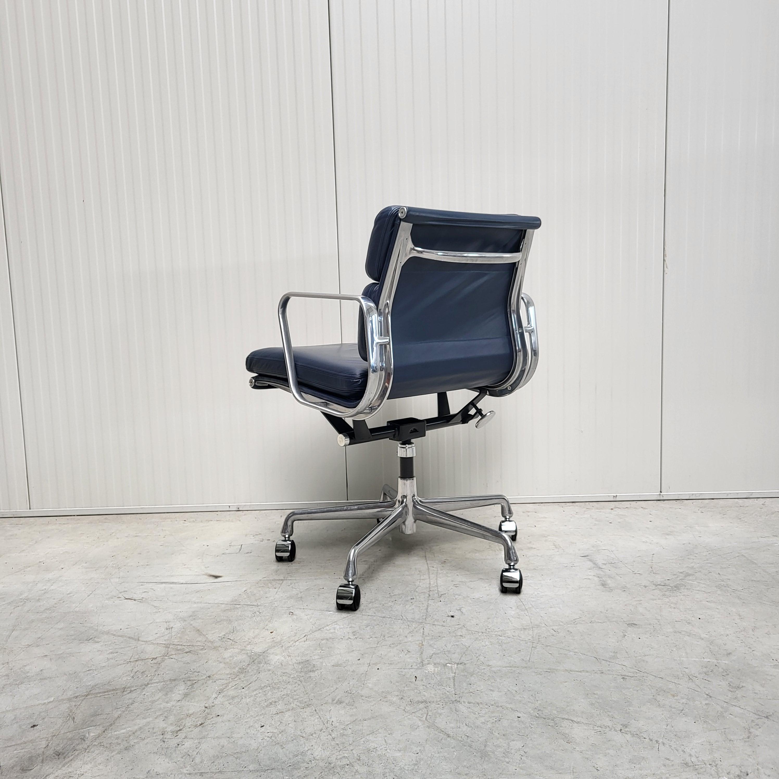 Herman Miller EA435 Marineblauer Soft Pad-Schreibtischstuhl von Charles Eames im Zustand „Gut“ im Angebot in Aachen, NW