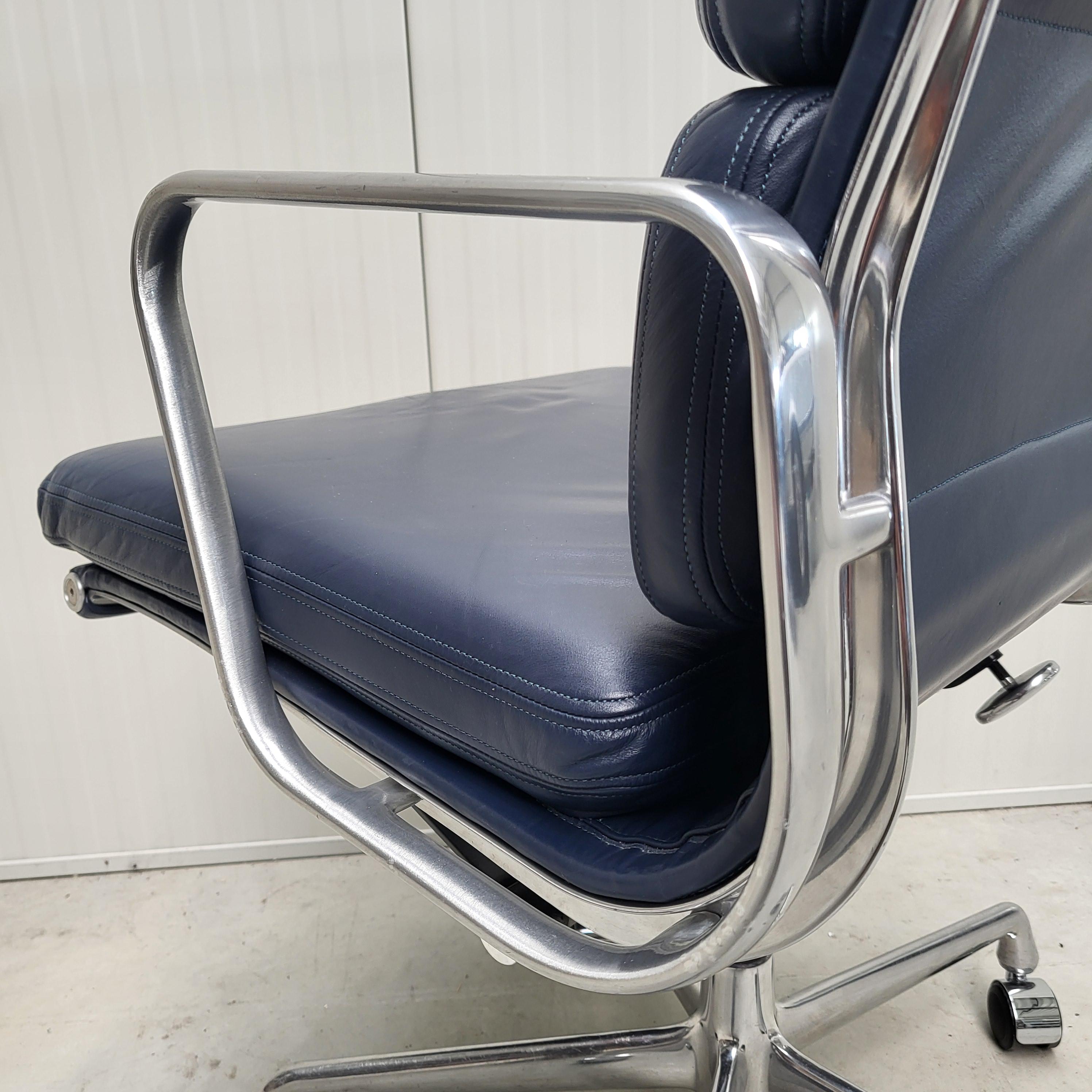 Herman Miller EA435 Marineblauer Soft Pad-Schreibtischstuhl von Charles Eames (21. Jahrhundert und zeitgenössisch) im Angebot