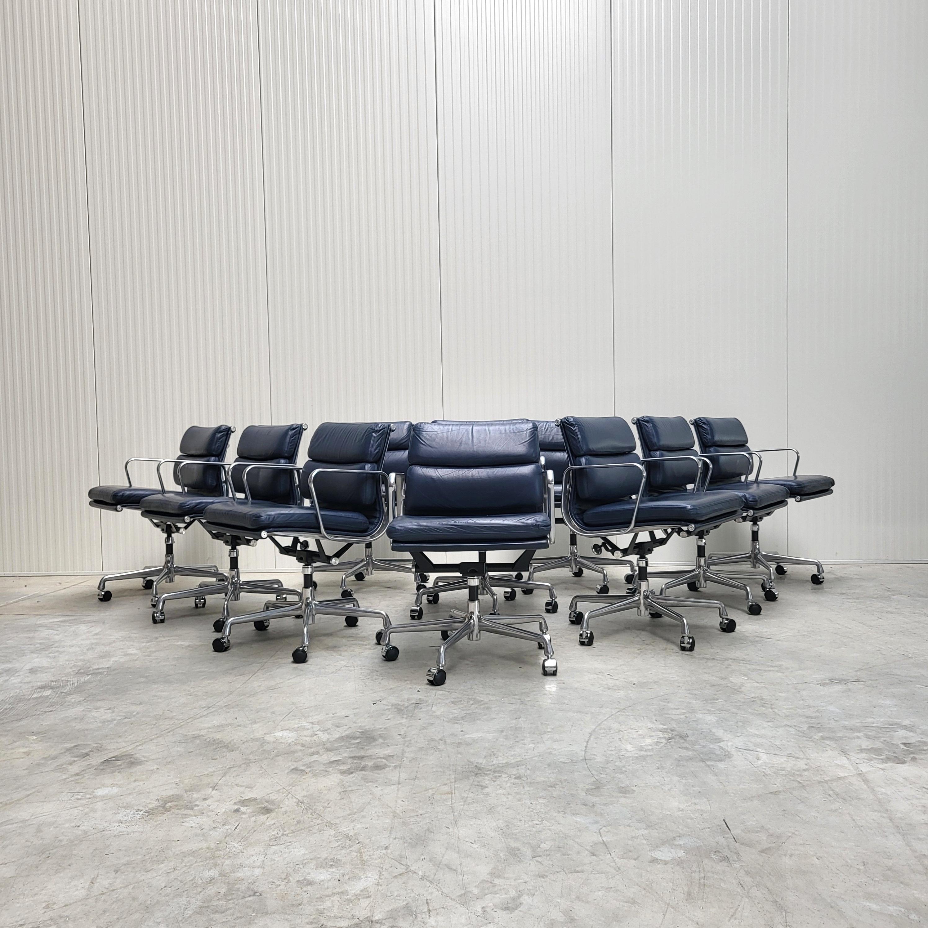 Herman Miller EA435 Marineblauer Soft Pad-Schreibtischstuhl von Charles Eames im Angebot 1
