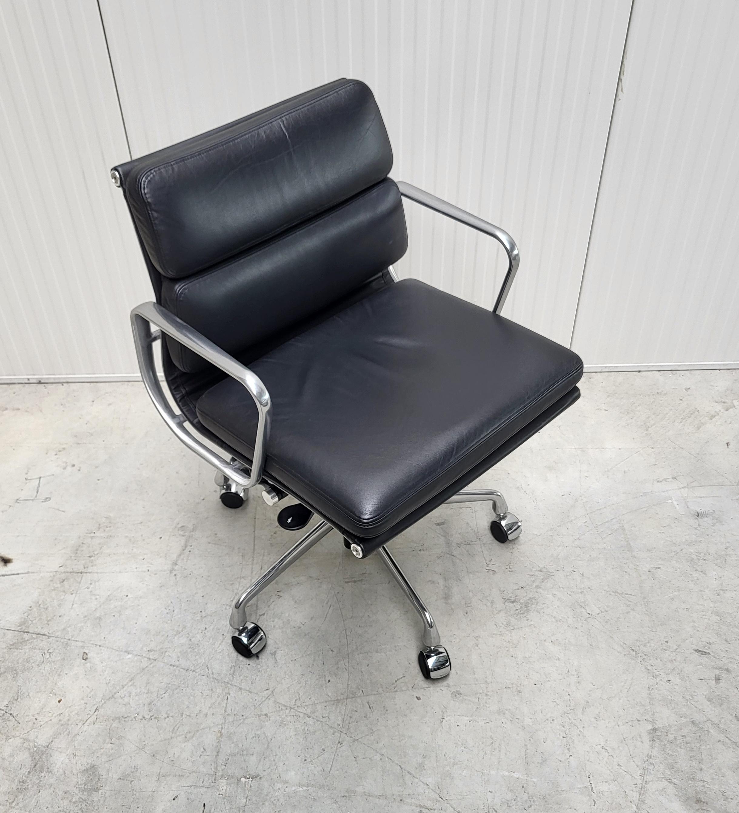 1x Sedia da ufficio Eames soft pad modello EA435 prodotta da Herman Miller. 
La sedia/e presenta una struttura in alluminio lucido e una morbidissima pelle nera di prima qualità. 
La sedia è stata realizzata nel 2018 ed è come nuova.

In totale sono
