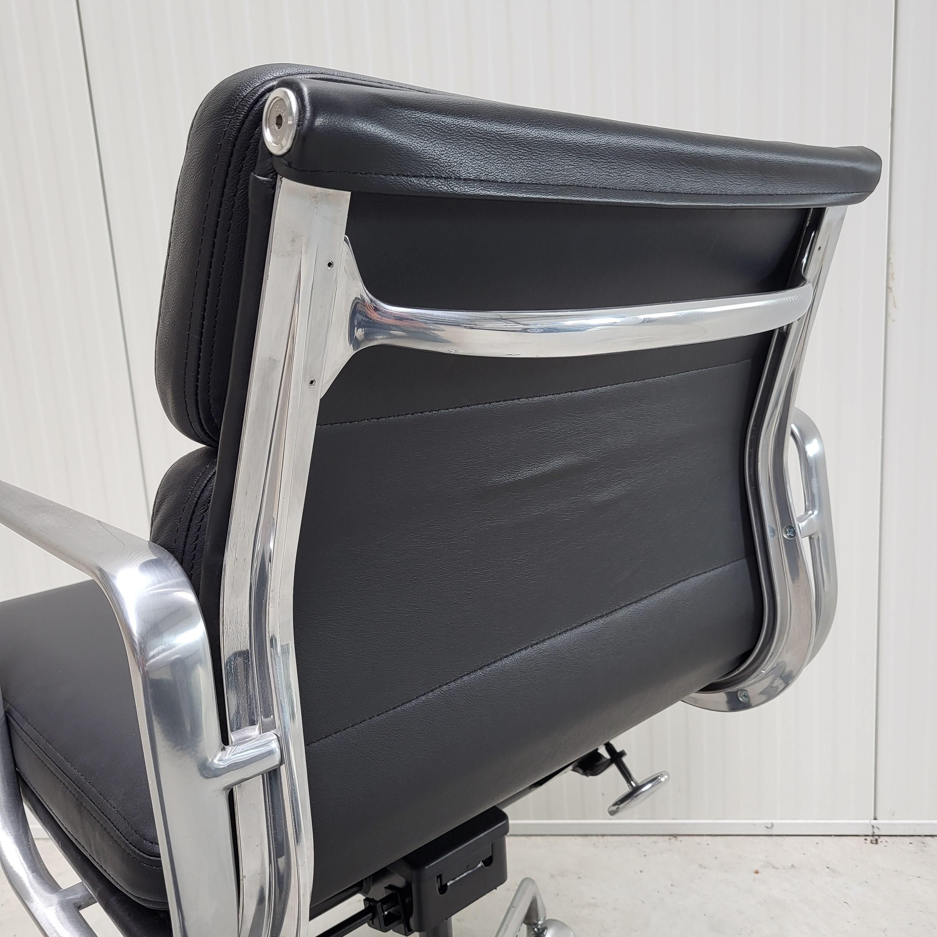 XXI secolo e contemporaneo Sedia da ufficio Herman Miller EA435 Black Soft Pad di Charles Eames, modello 2018 in vendita