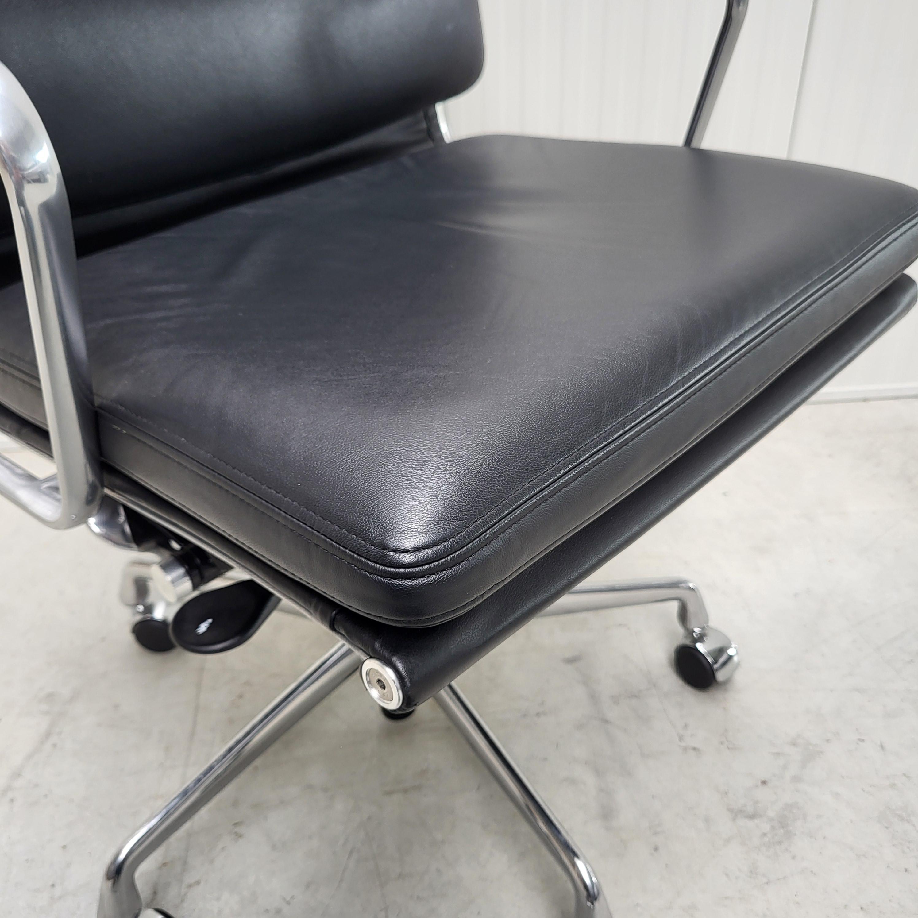 Alluminio Sedia da ufficio Herman Miller EA435 Black Soft Pad di Charles Eames, modello 2018 in vendita