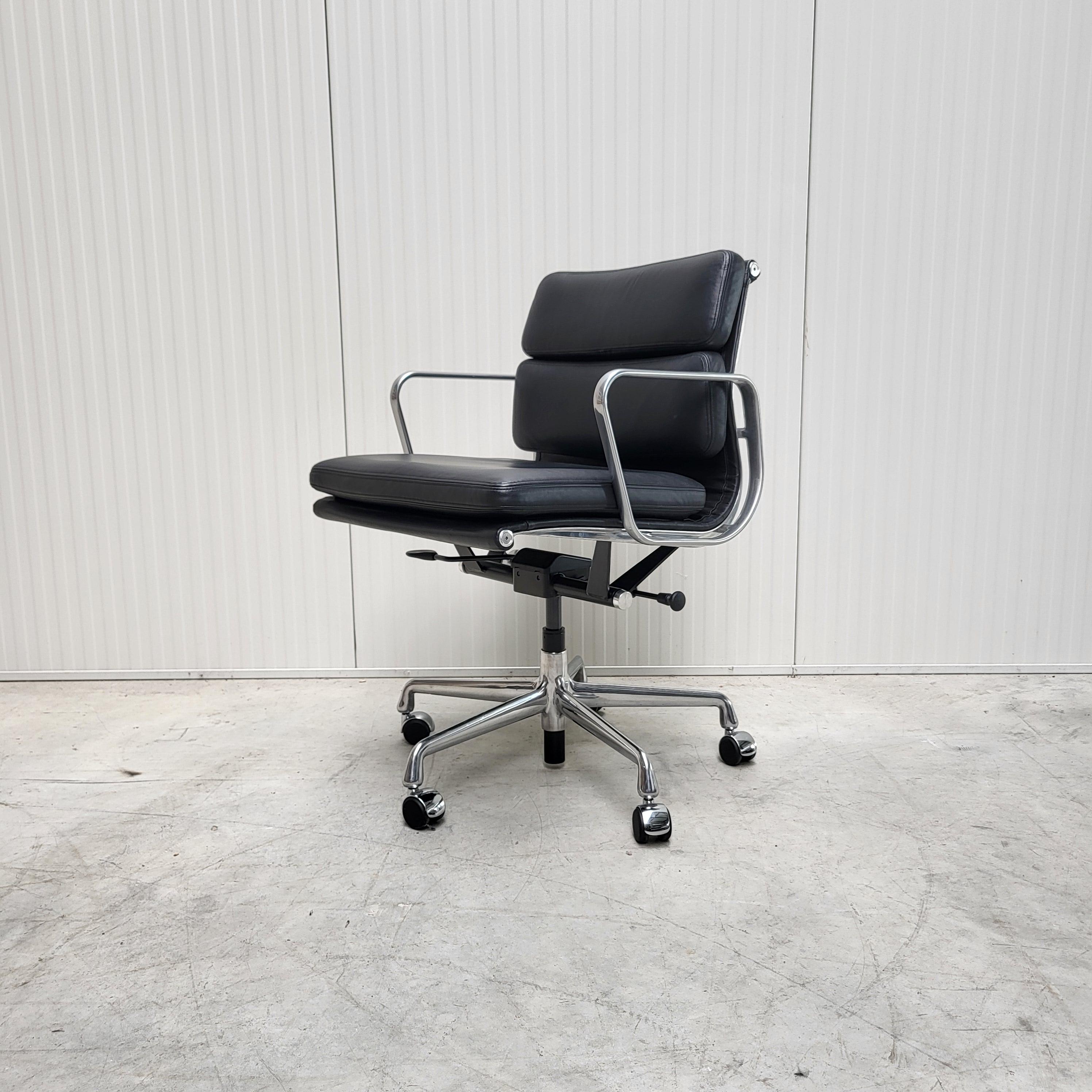 Sedia da ufficio Herman Miller EA435 Black Soft Pad di Charles Eames, modello 2018 in vendita 2