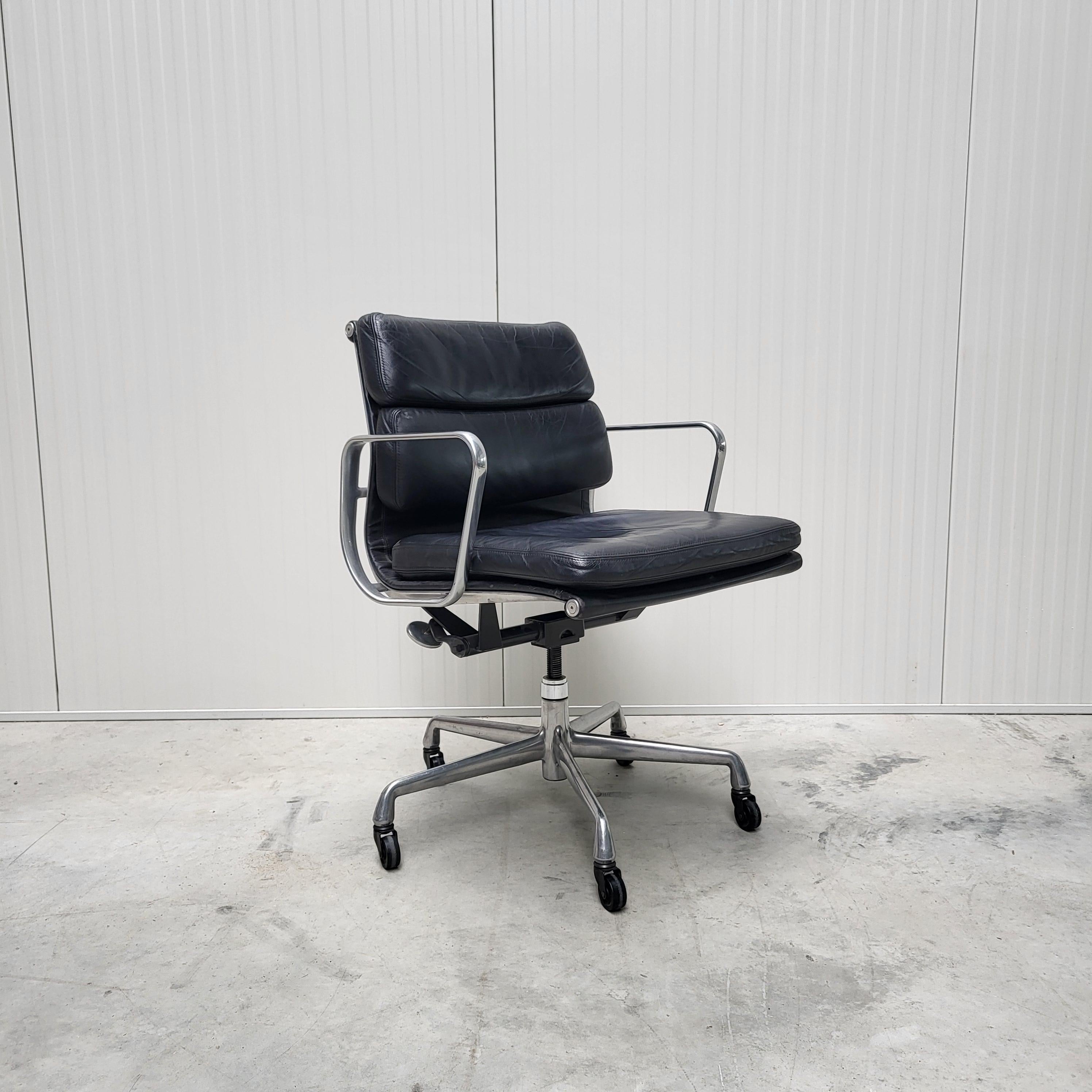 Herman Miller EA435 Bürostuhl mit weichem Gestell von Charles Eames (amerikanisch) im Angebot