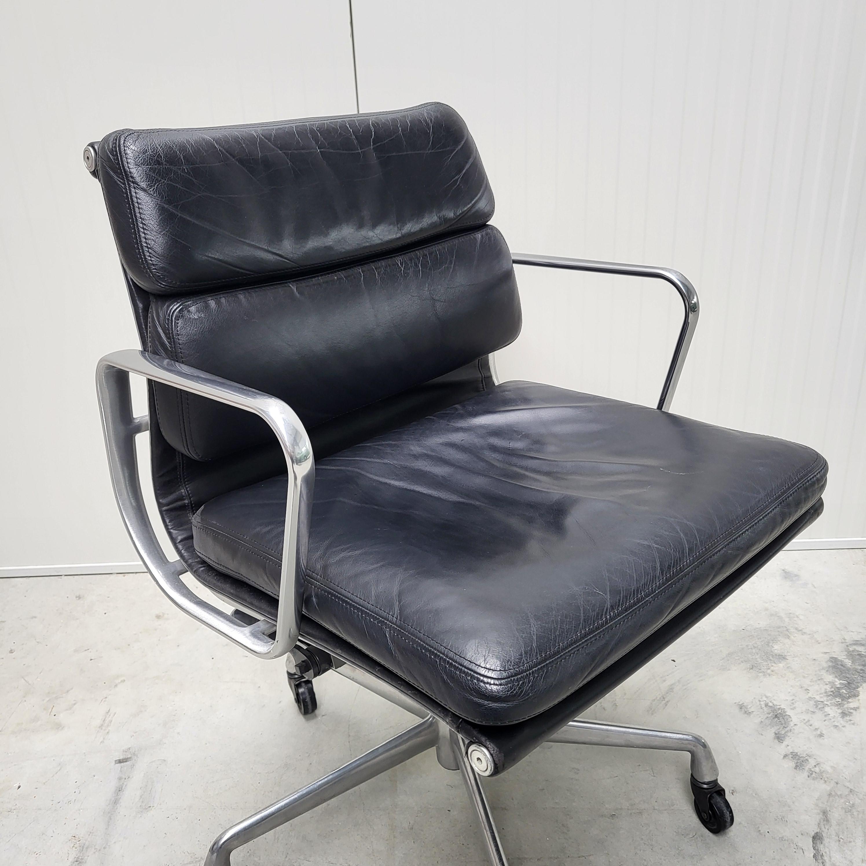 Herman Miller EA435 Soft Pad Office Chair by Charles Eames In Good Condition For Sale In Aachen, NW