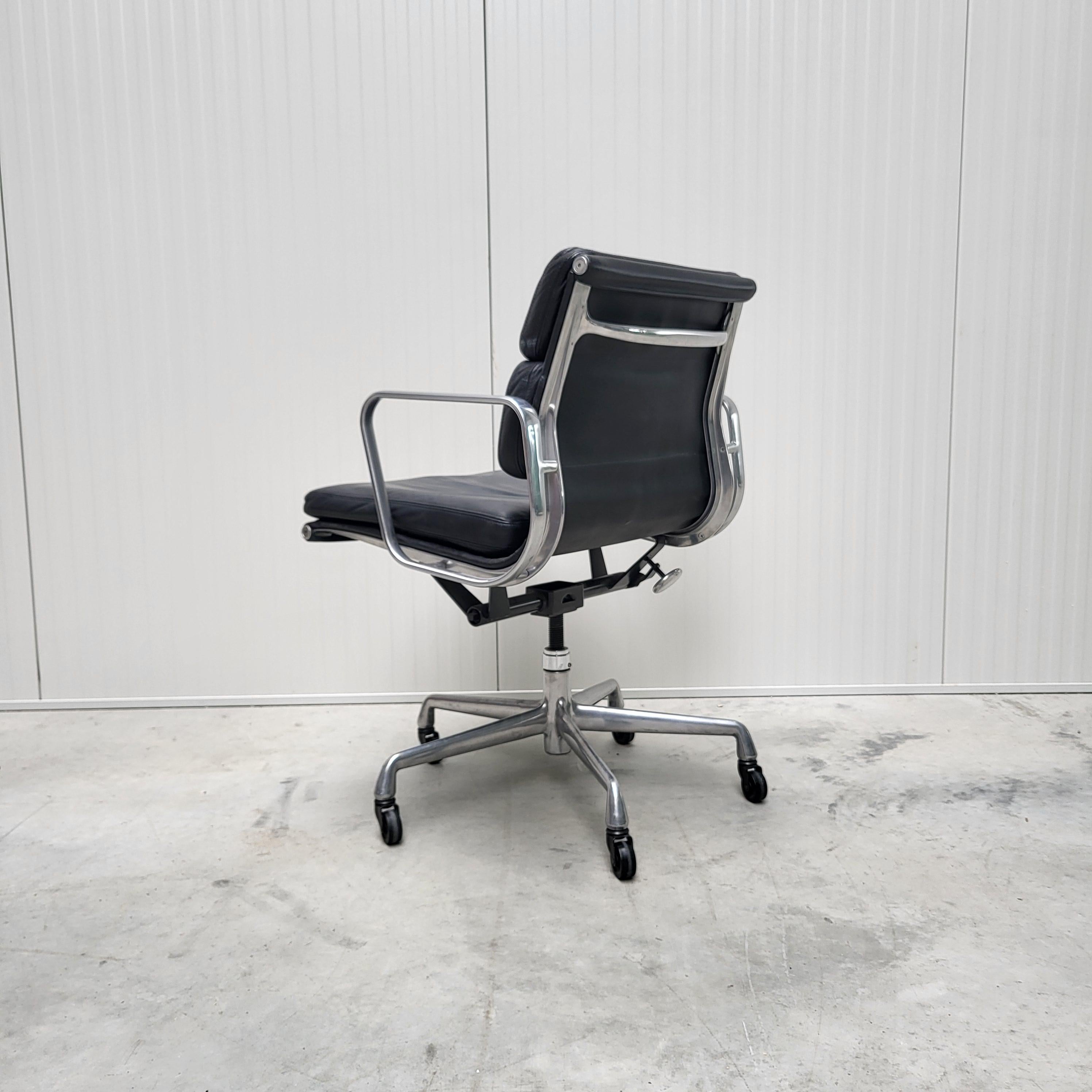 Herman Miller EA435 Bürostuhl mit weichem Gestell von Charles Eames (Ende des 20. Jahrhunderts) im Angebot