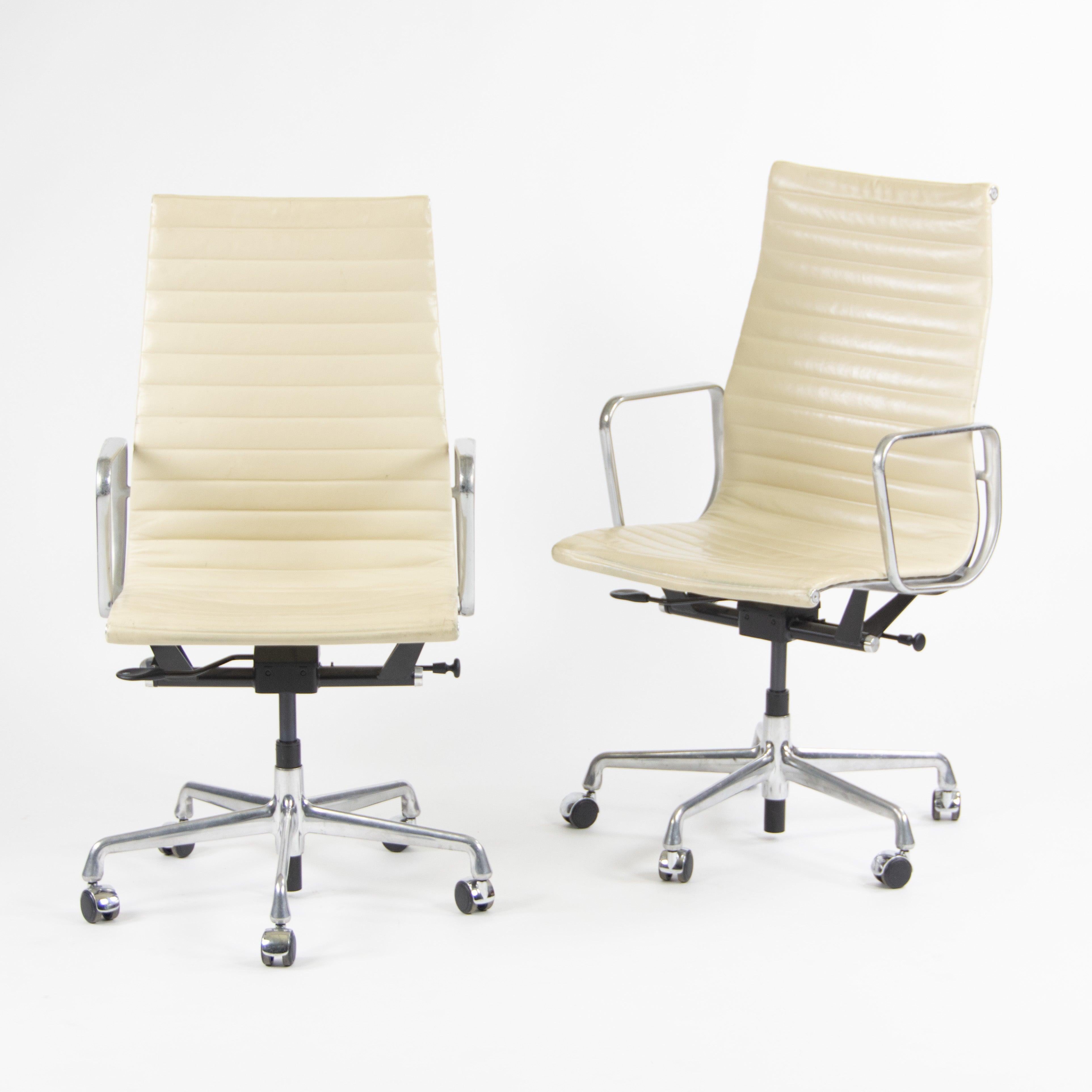 
Nous proposons à la vente un ensemble de chaises de bureau Eames Herman Miller en aluminium avec dossier haut et revêtement en cuir ivoire/crème (blanc cassé). Ces magnifiques chaises proviennent d'une entreprise de Washington, DC.
Le cuir est très