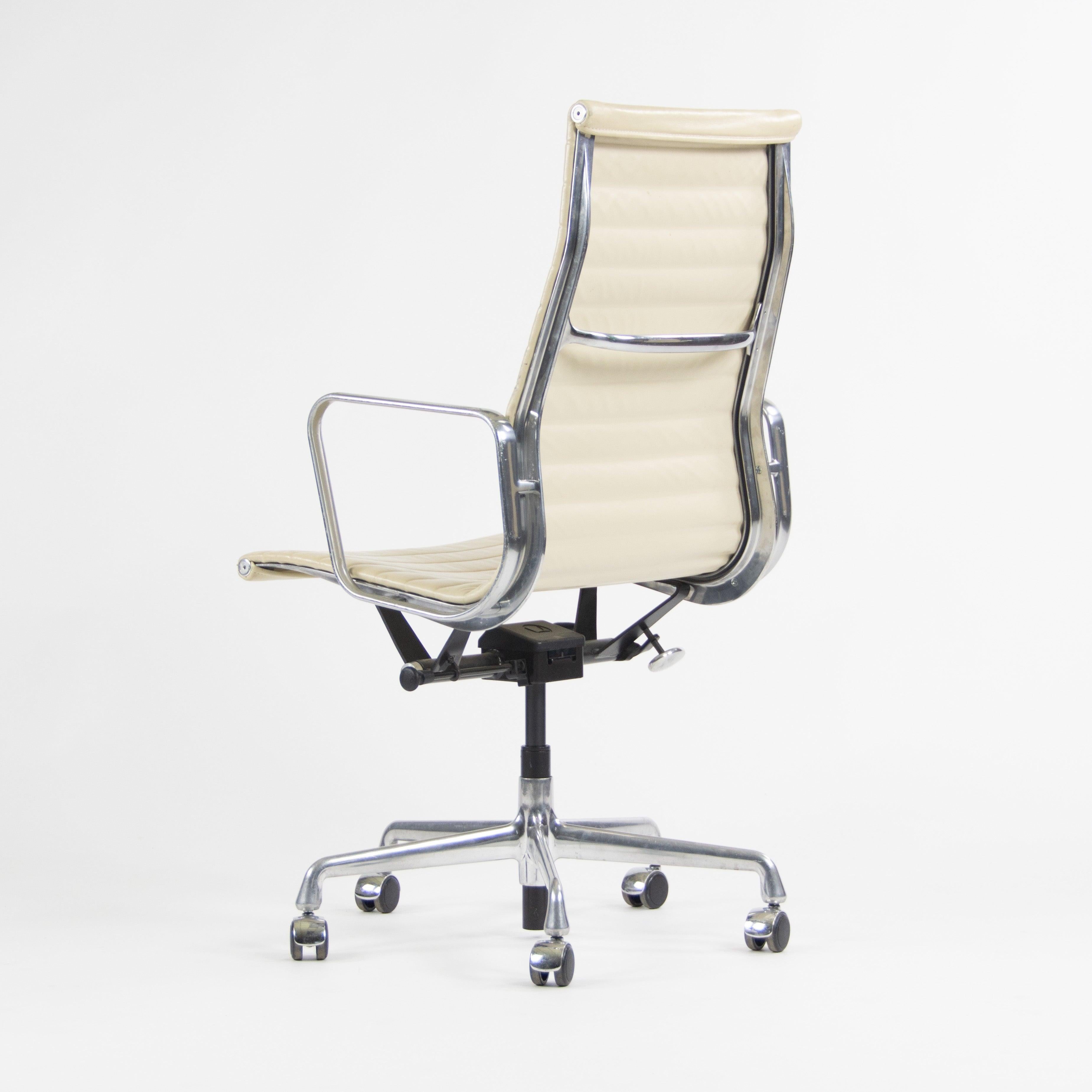 Cuir Chaise de bureau de groupe Executive Aluminum de Herman Miller Eames 2011 3x disponibles ivoire en vente