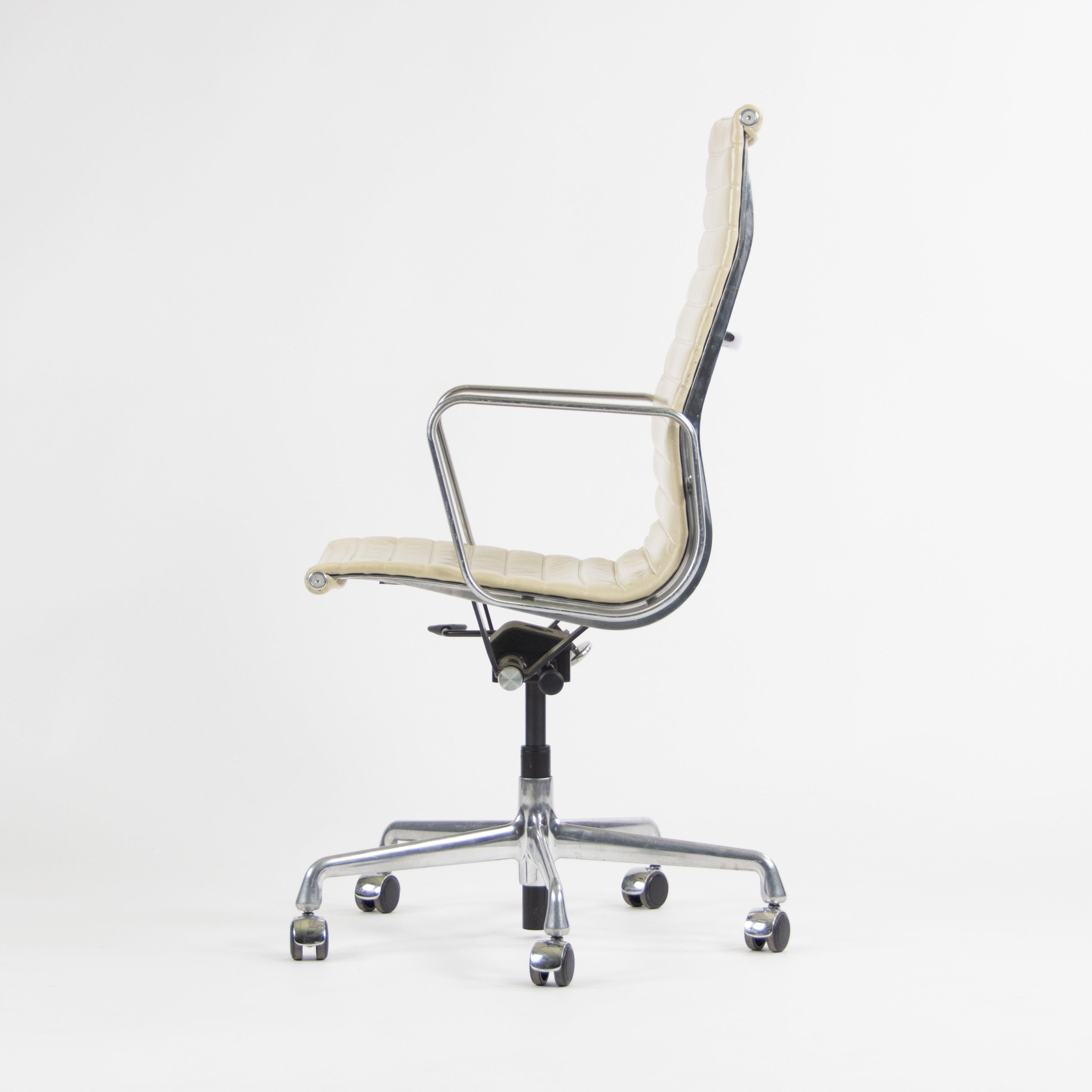 Chaise de bureau de groupe Executive Aluminum de Herman Miller Eames 2011 3x disponibles ivoire en vente 1