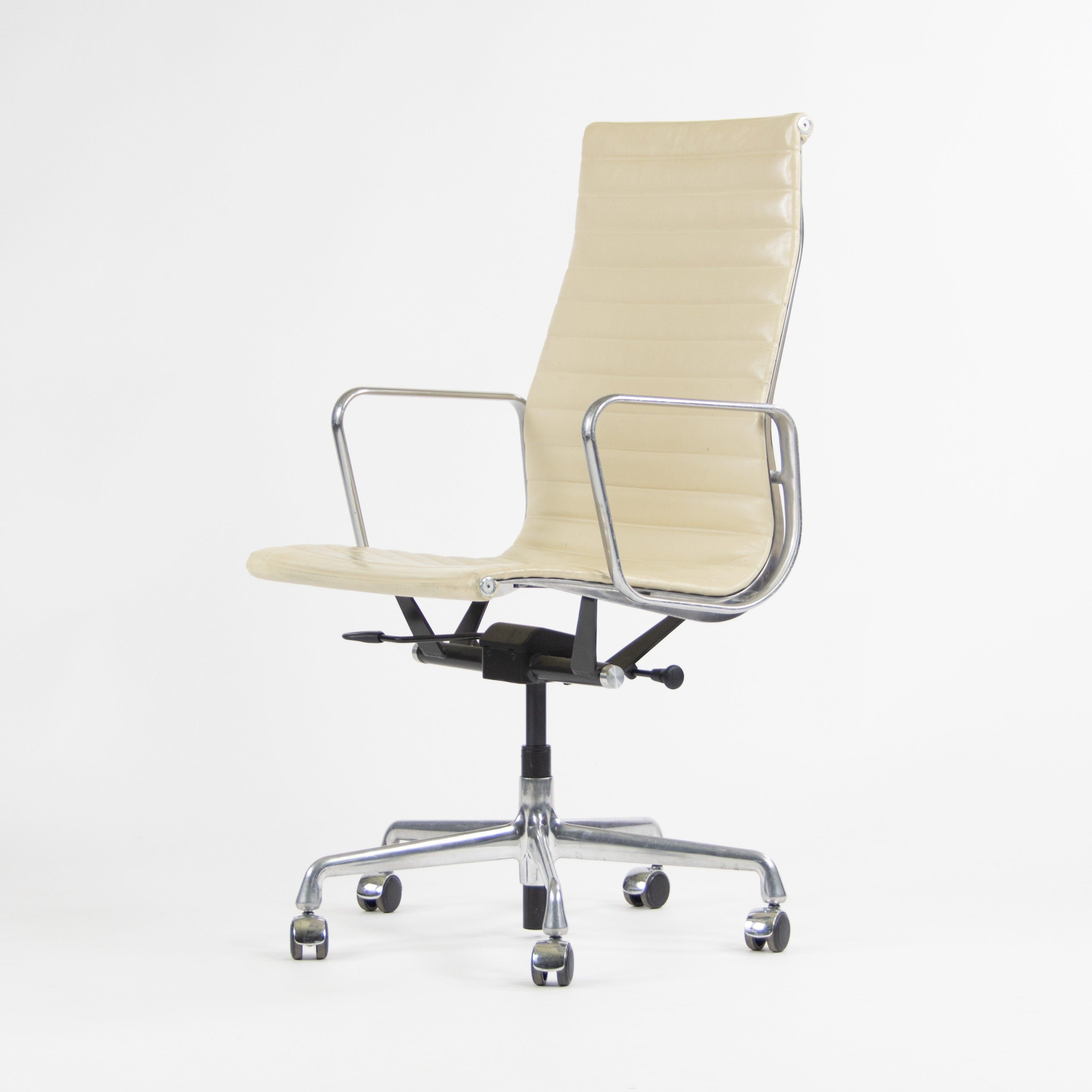Chaise de bureau de groupe Executive Aluminum de Herman Miller Eames 2011 3x disponibles ivoire en vente 2
