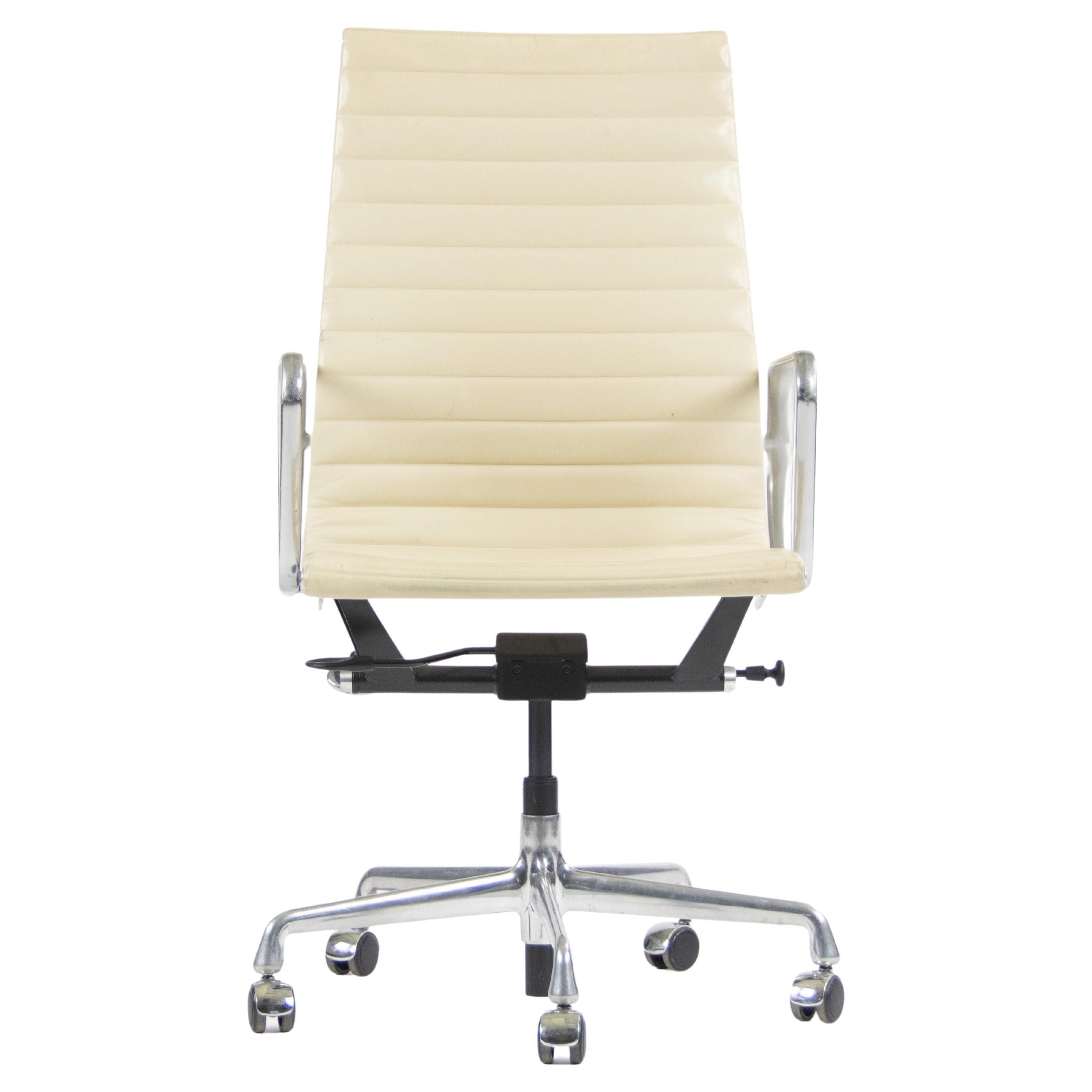 Chaise de bureau de groupe Executive Aluminum de Herman Miller Eames 2011 3x disponibles ivoire